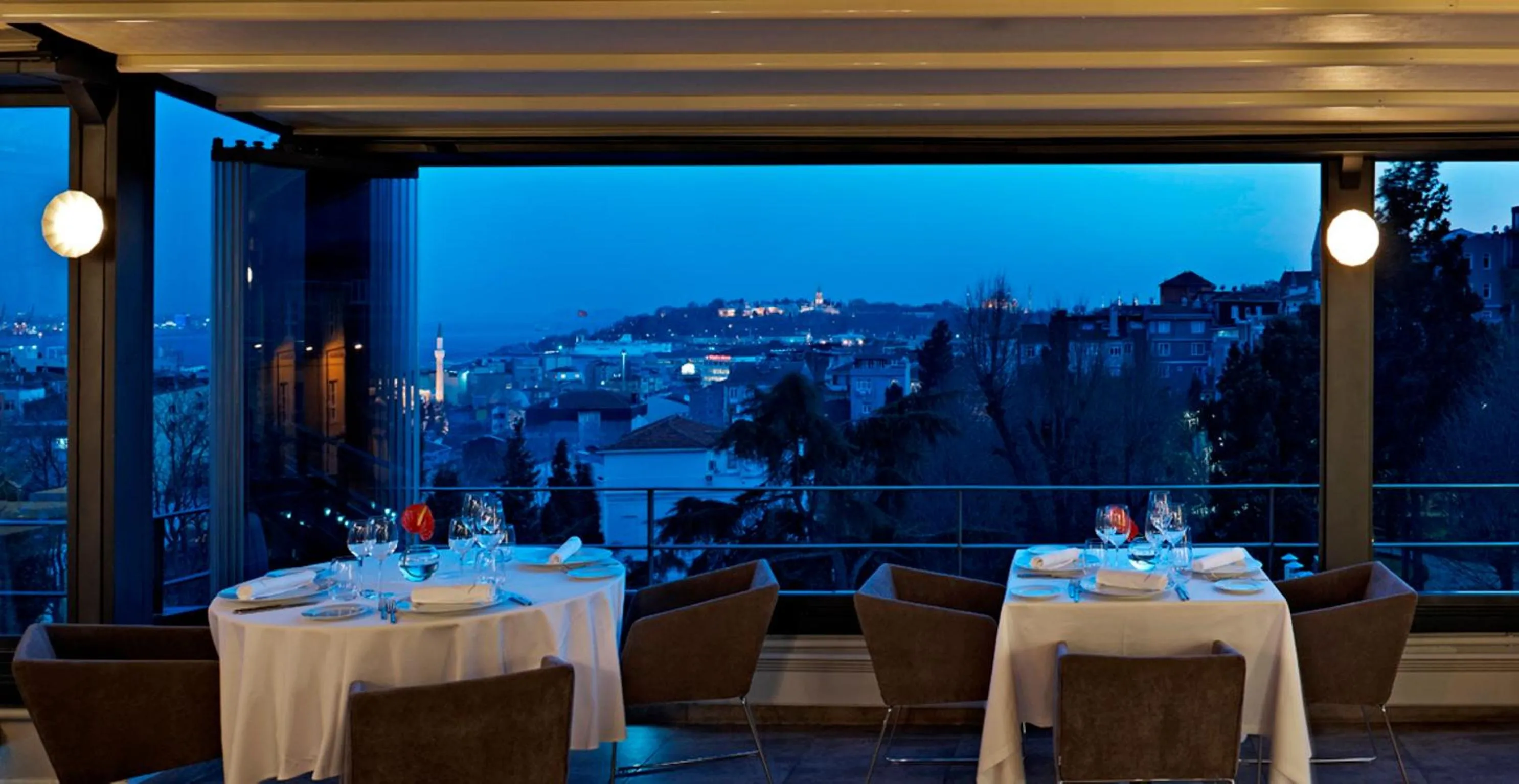 Restaurant/places to eat in Tomtom Suites