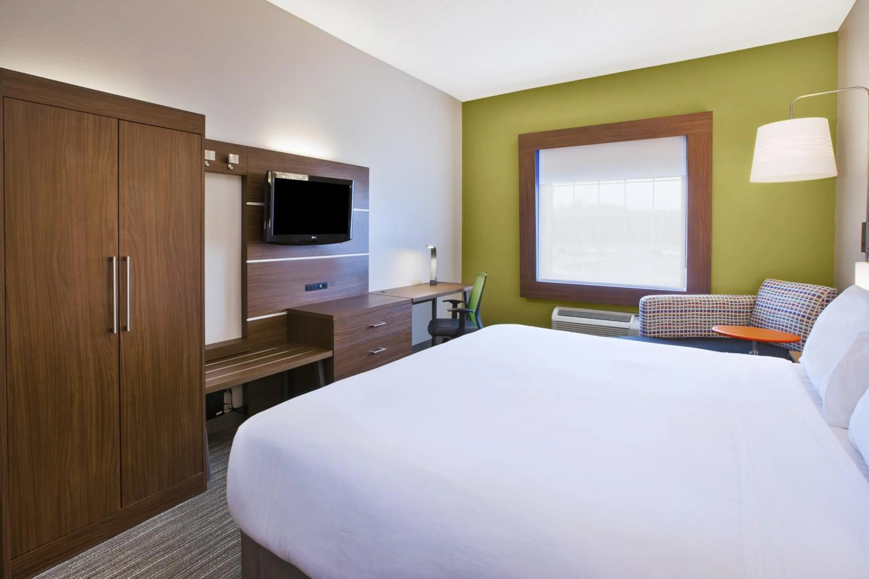 Photo of the whole room, Bed in Holiday Inn Express Hotel & Suites Alcoa Knoxville Airport by IHG