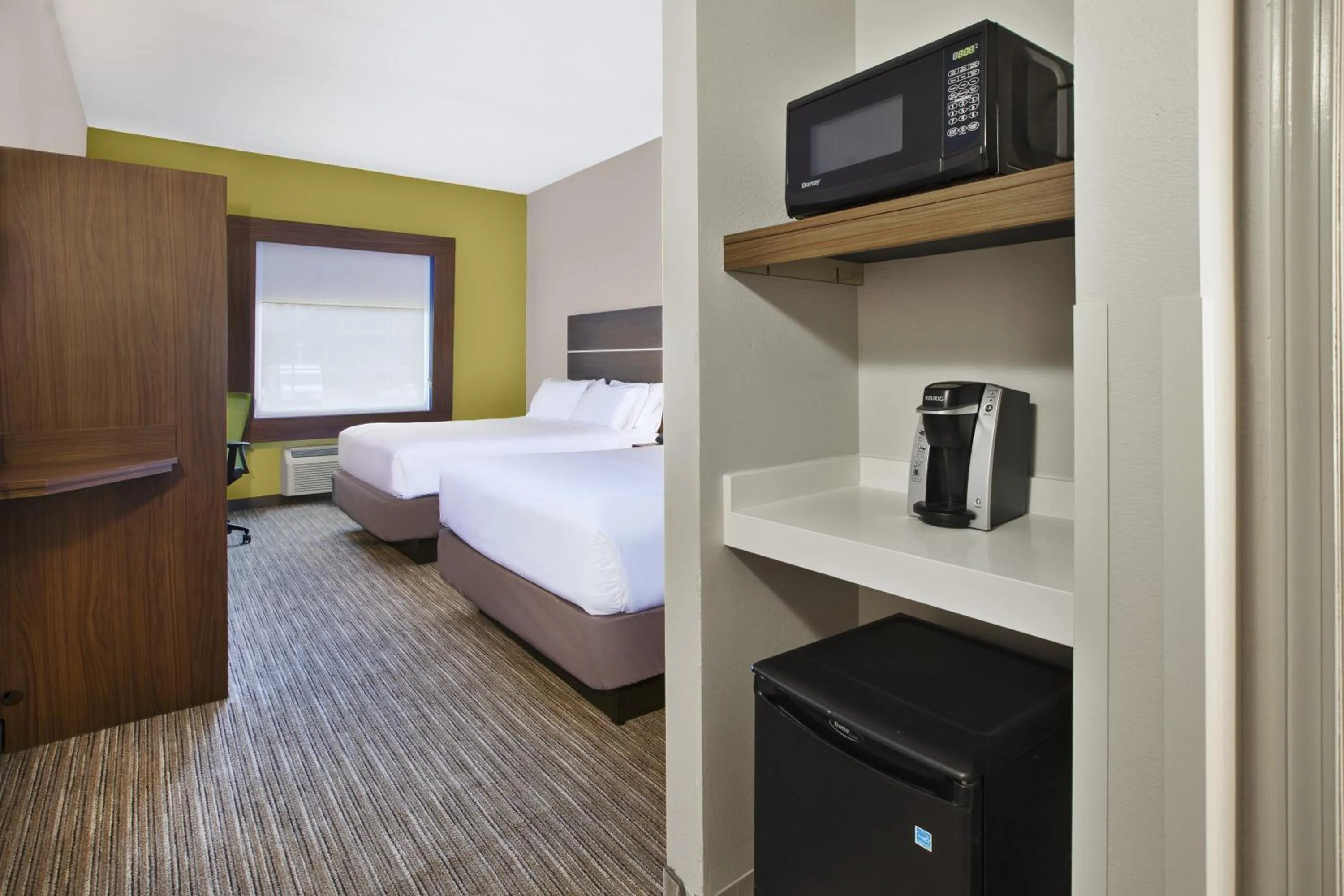 Photo of the whole room, Bed in Holiday Inn Express Hotel & Suites Alcoa Knoxville Airport by IHG