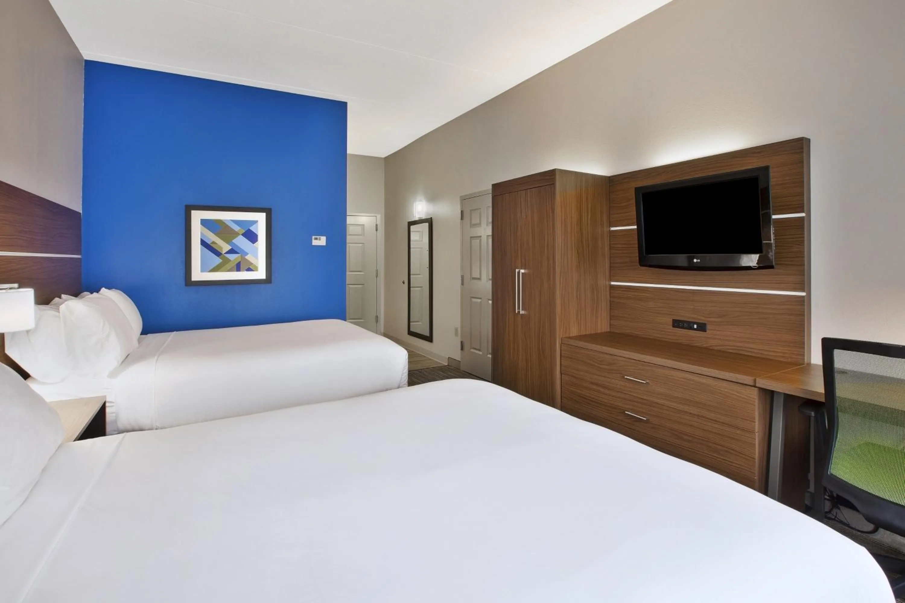 Photo of the whole room, Bed in Holiday Inn Express Hotel & Suites Alcoa Knoxville Airport by IHG