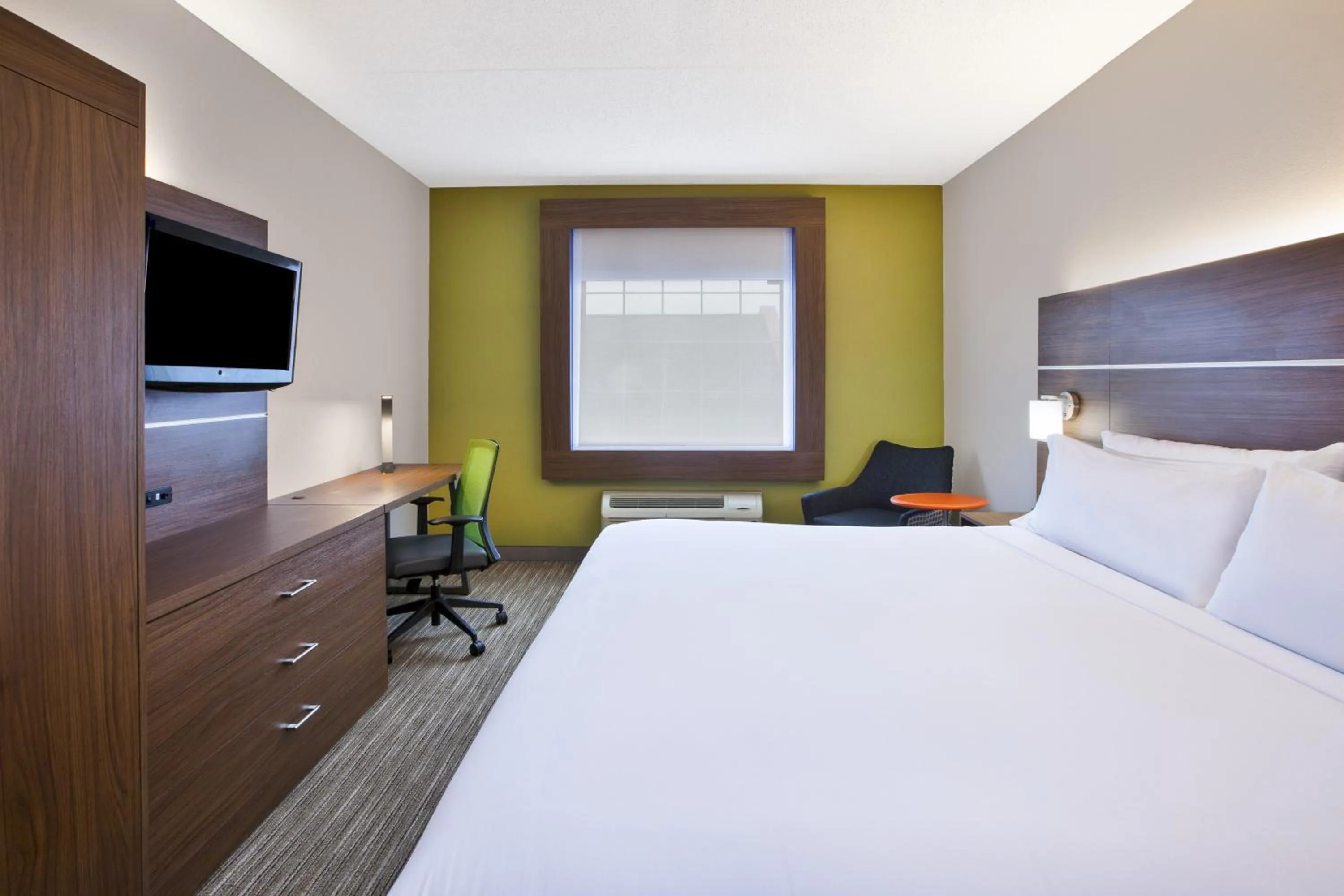Photo of the whole room, Bed in Holiday Inn Express Hotel & Suites Alcoa Knoxville Airport by IHG