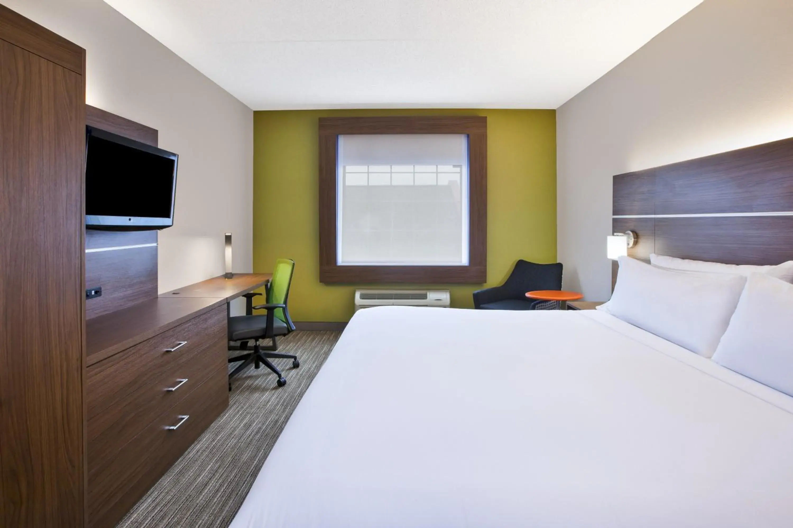 Standard King Room with Roll-in Shower - Mobility Accessible in Holiday Inn Express Hotel & Suites Alcoa Knoxville Airport by IHG Standard King Room with Roll-in Shower - Mobility Accessible in Holiday Inn Express Hotel & Suites Alcoa Knoxville Airport by IHG