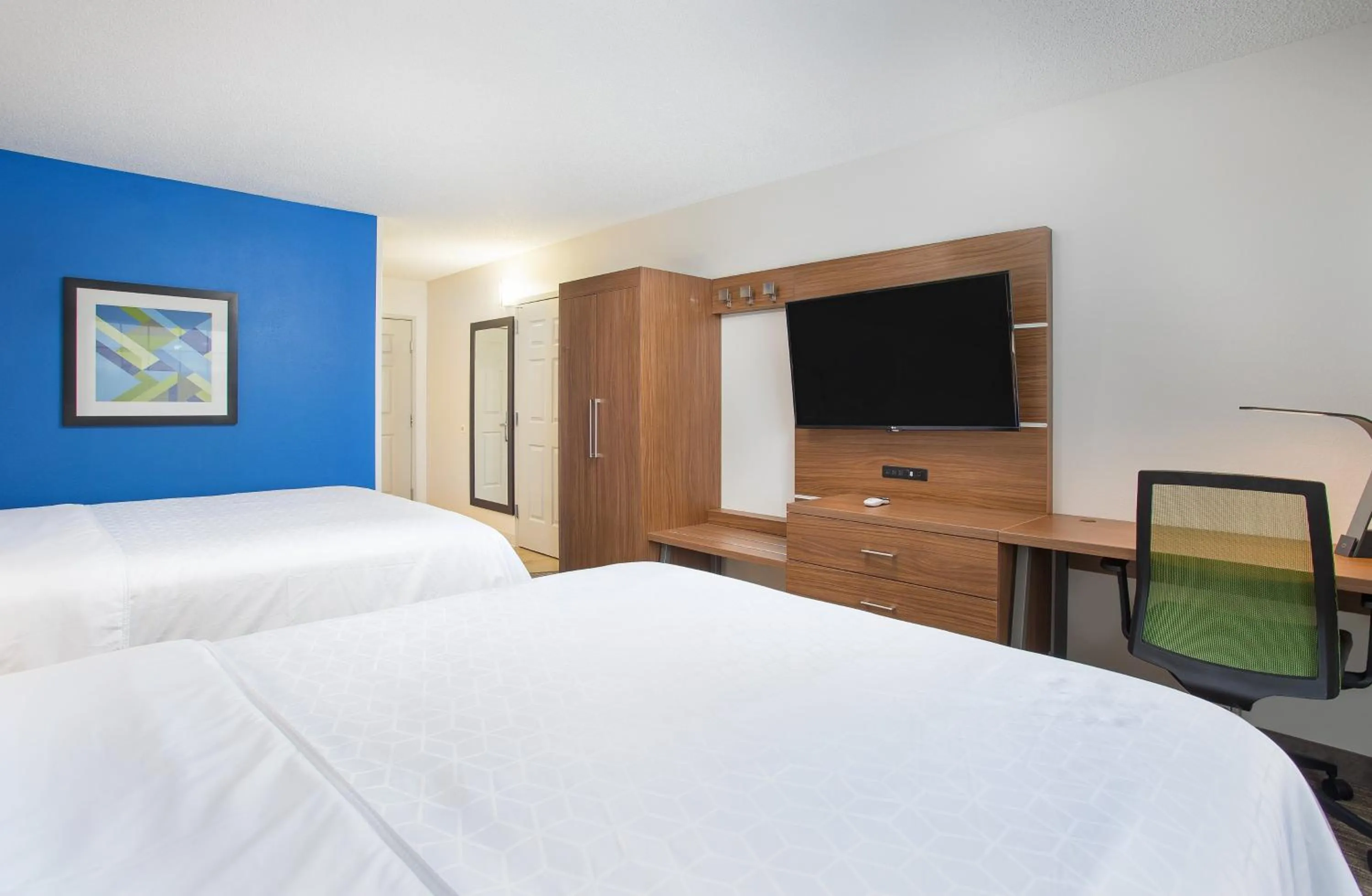 Photo of the whole room, Bed in Holiday Inn Express Hotel & Suites Alcoa Knoxville Airport by IHG