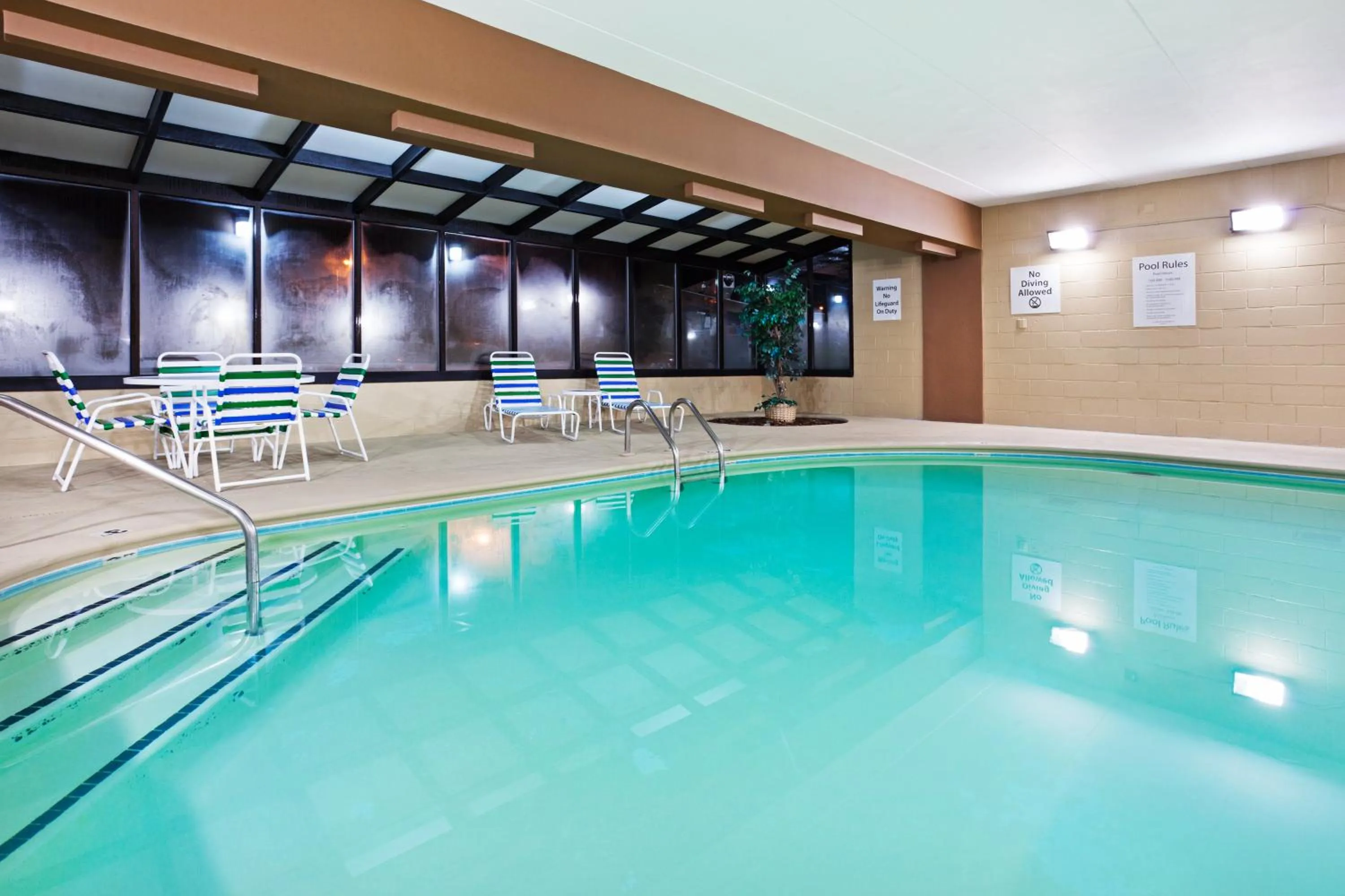 Swimming pool in Holiday Inn Express Hotel & Suites Alcoa Knoxville Airport by IHG