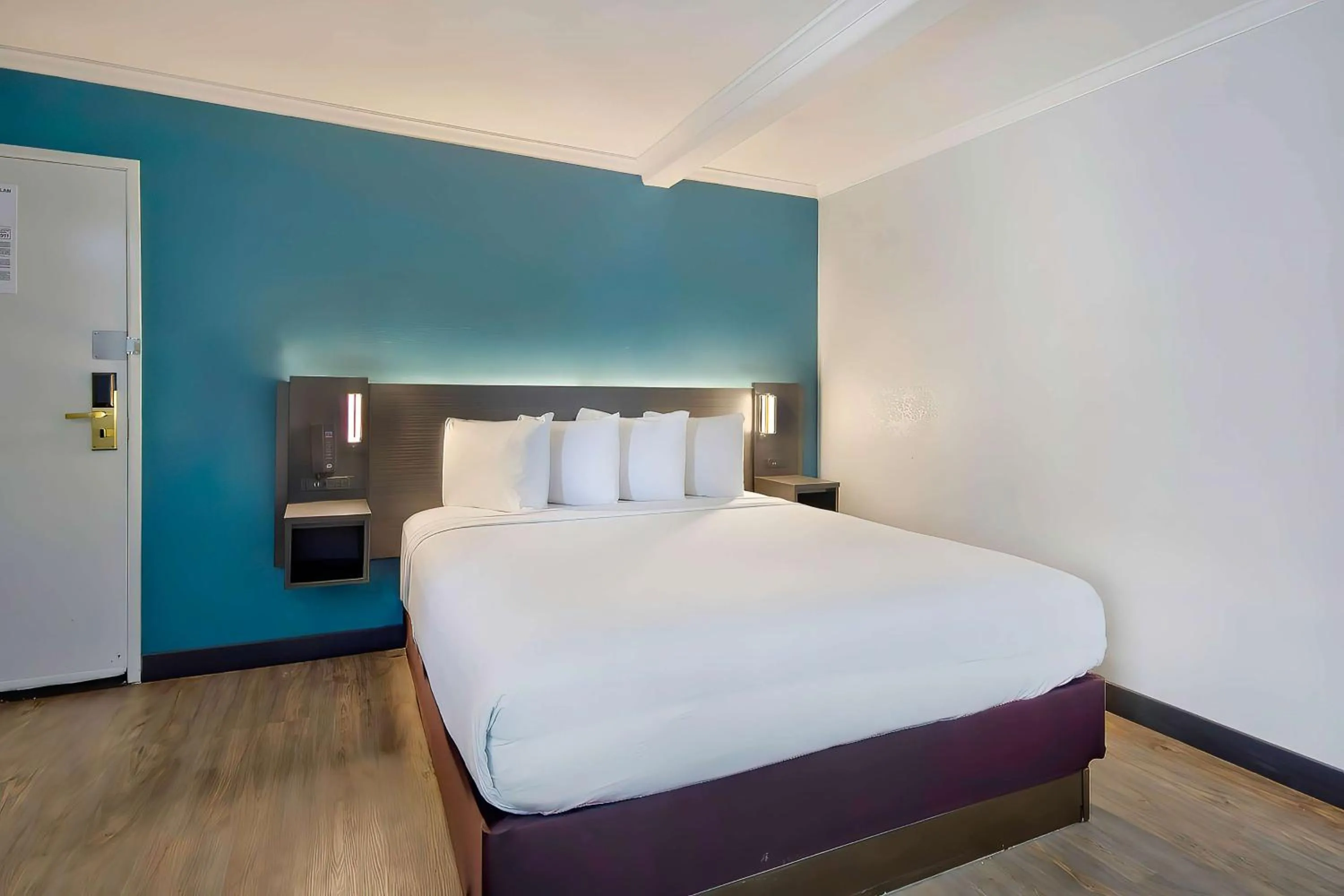 Bedroom, Bed in Studio 6 Suites Lawndale, CA South Bay