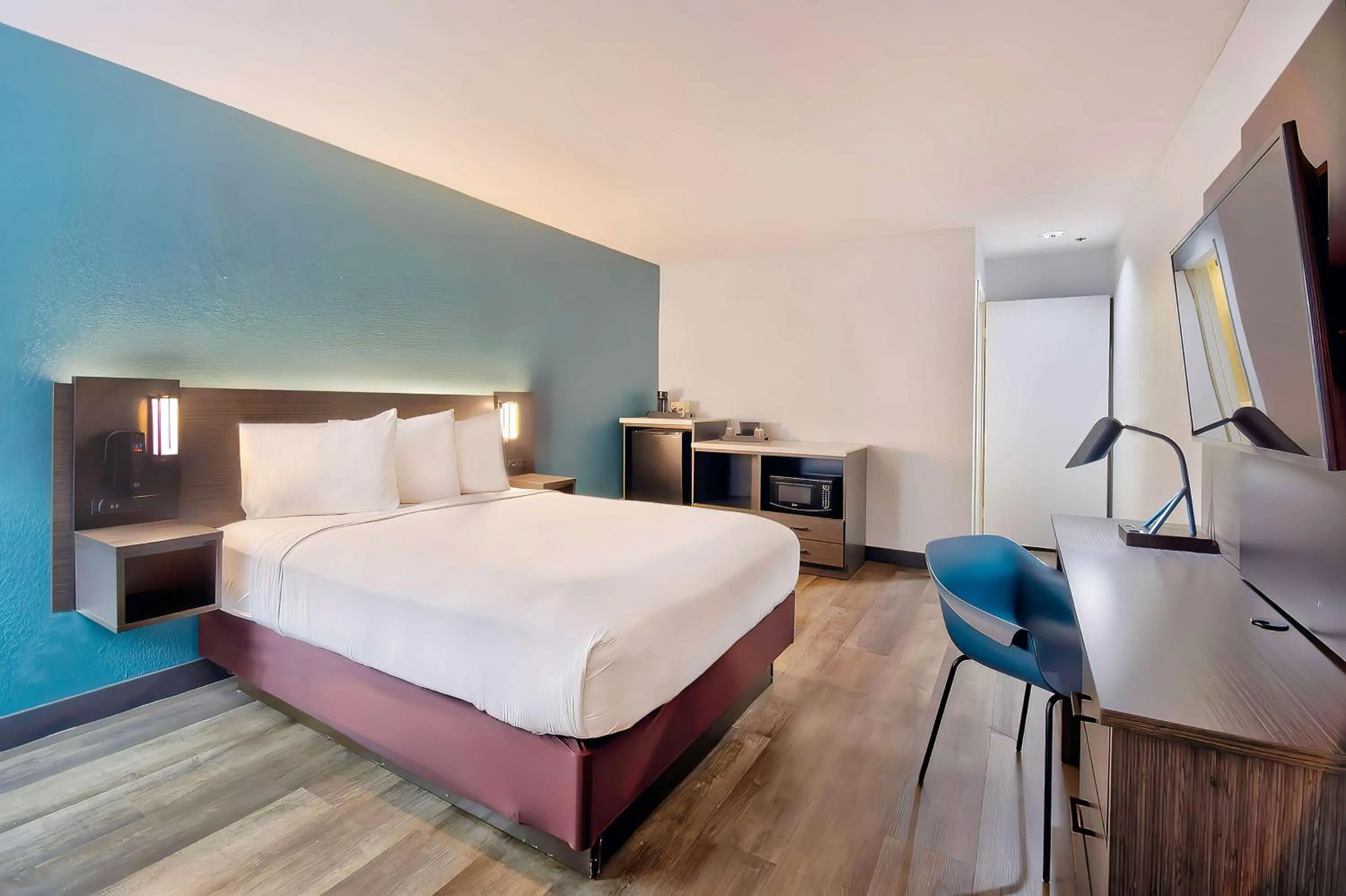 Bedroom, Bed in Studio 6 Suites Lawndale, CA South Bay