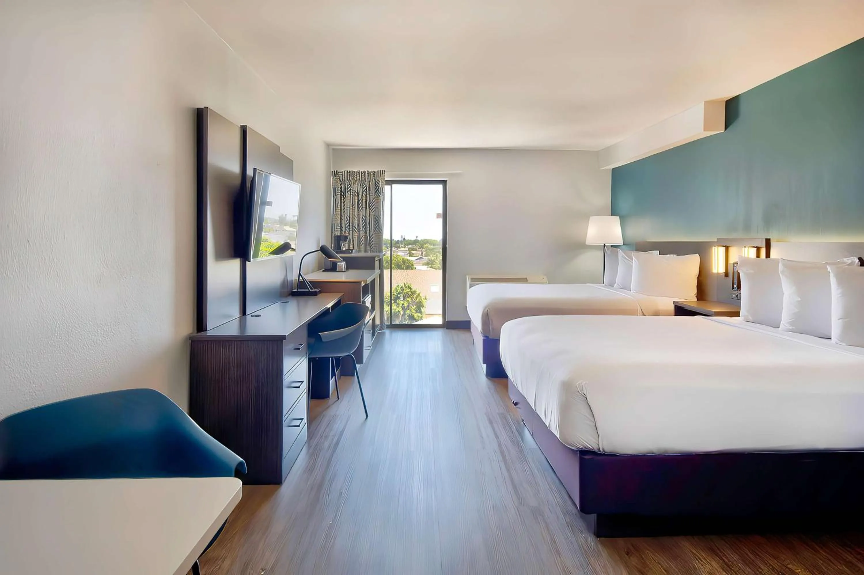 Photo of the whole room, Bed in Studio 6 Suites Lawndale, CA South Bay