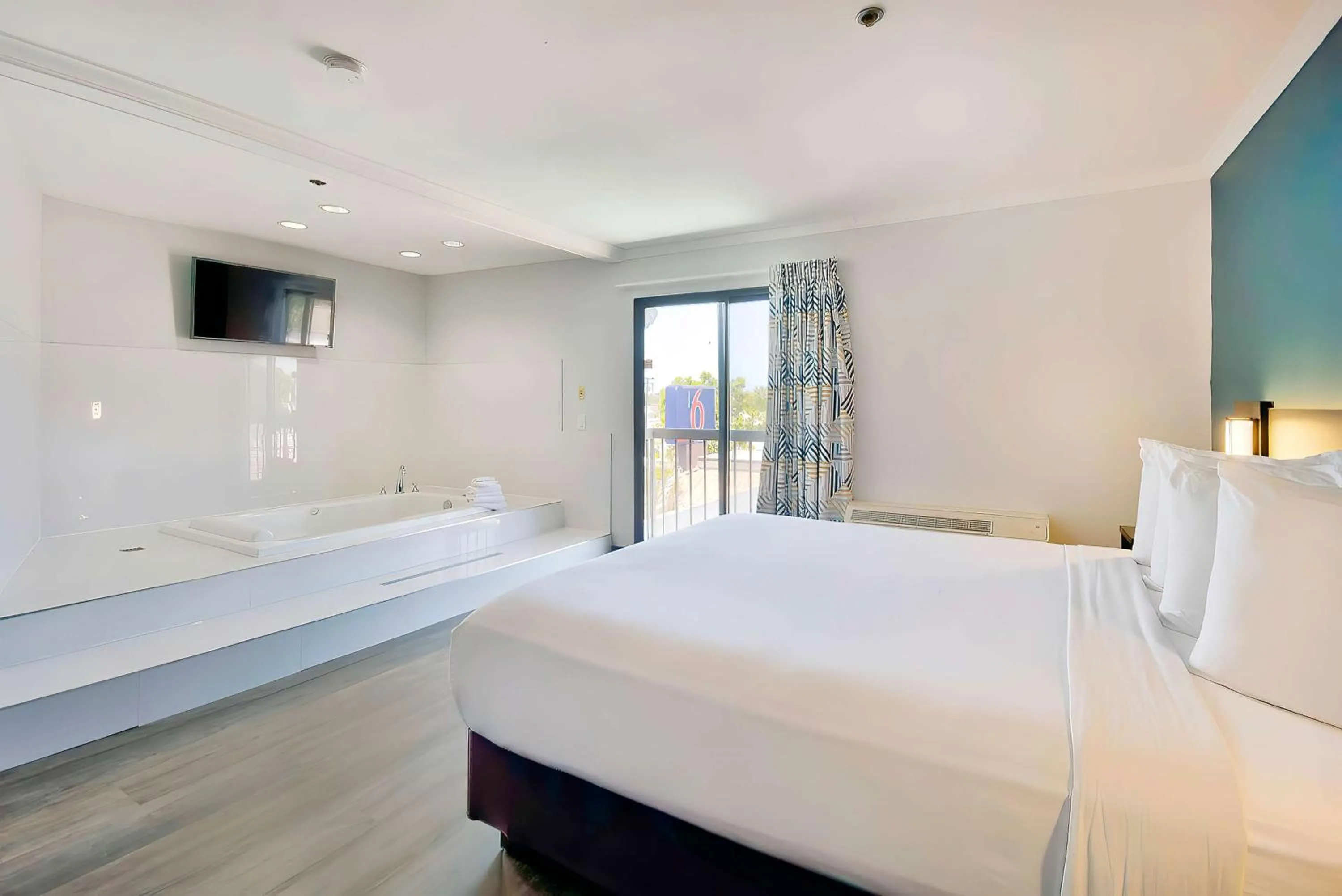 Hot Tub, Bed in Studio 6 Suites Lawndale, CA South Bay