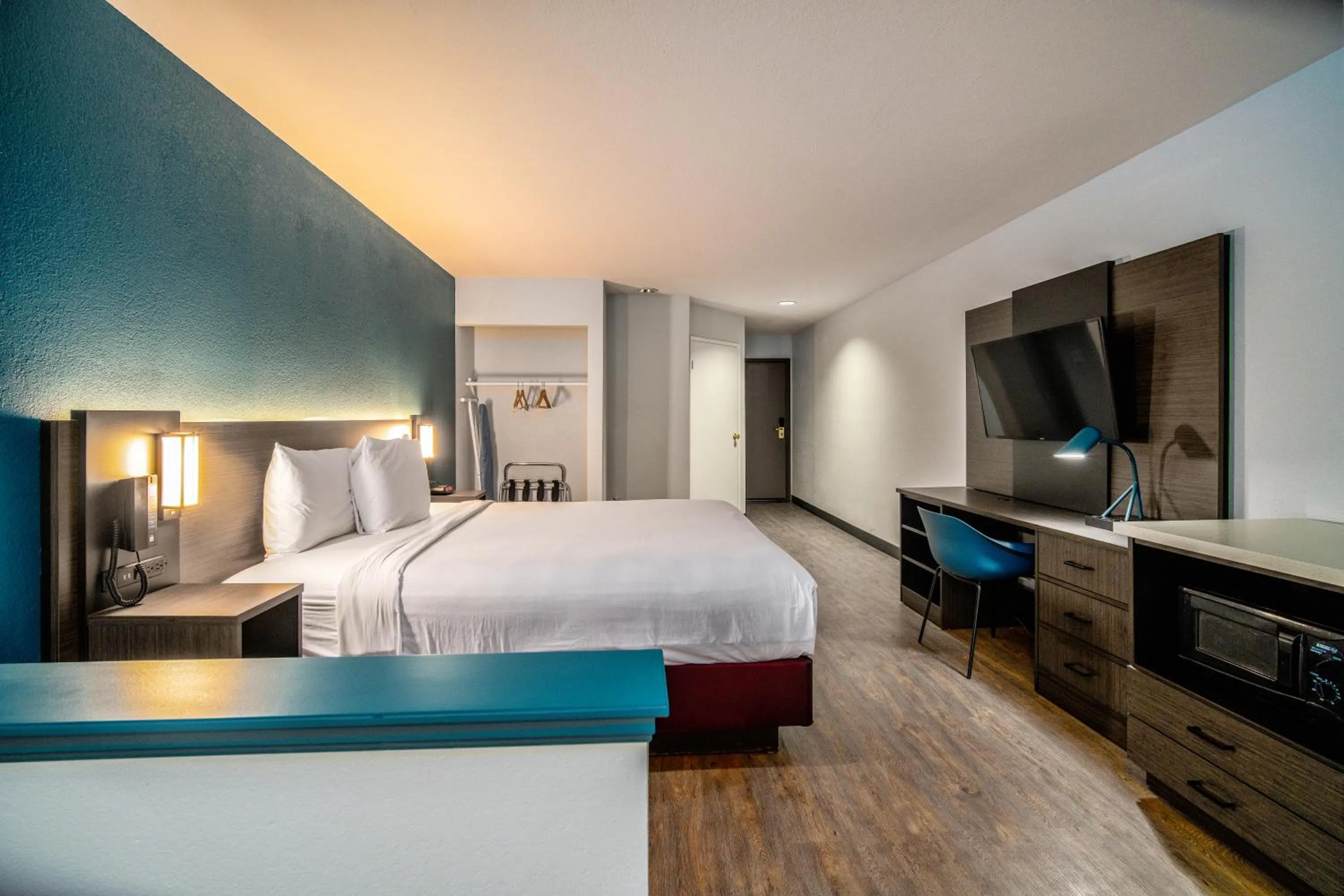 Bedroom, Bed in Studio 6 Suites Lawndale, CA South Bay