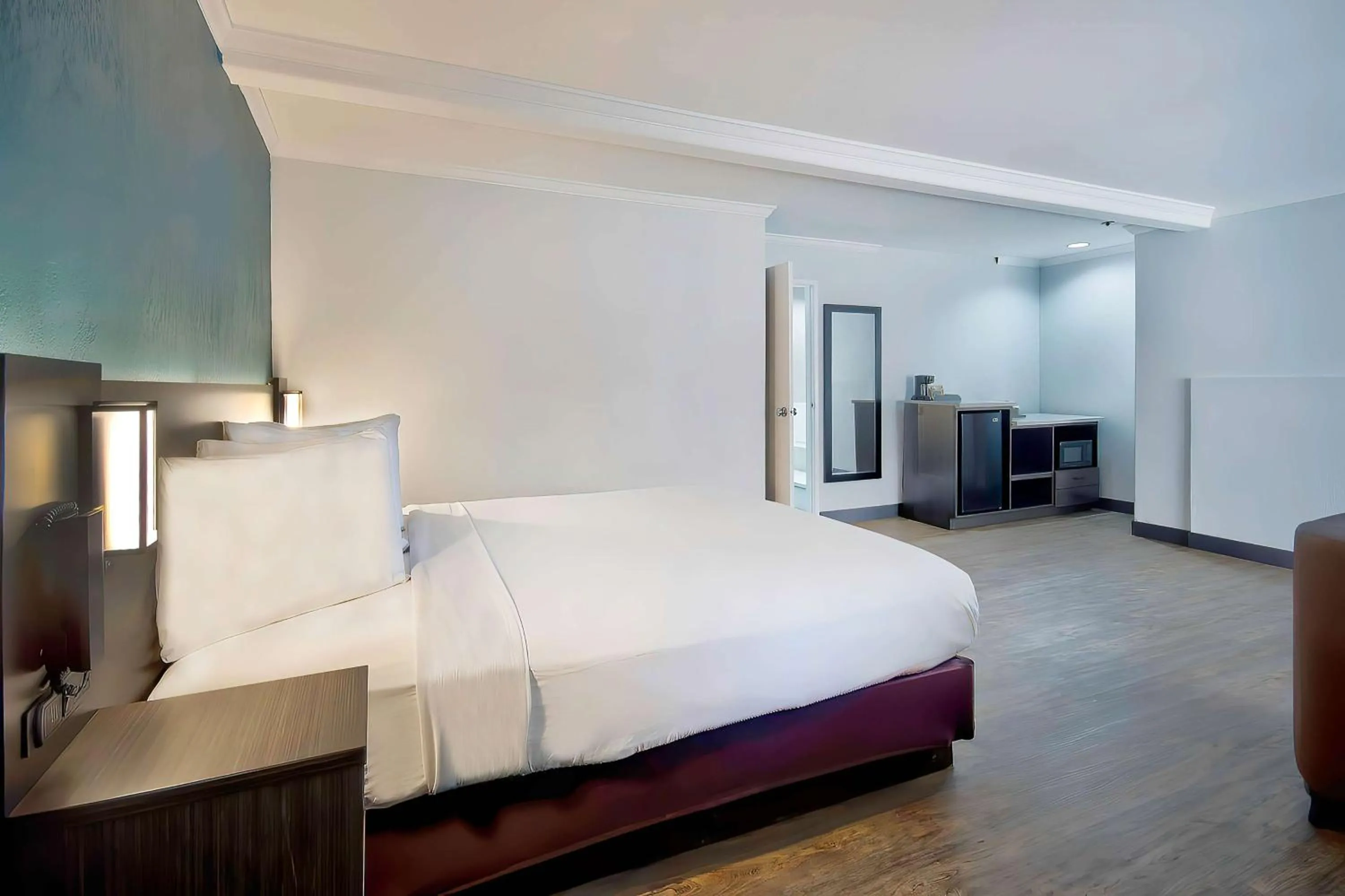 Photo of the whole room, Bed in Studio 6 Suites Lawndale, CA South Bay