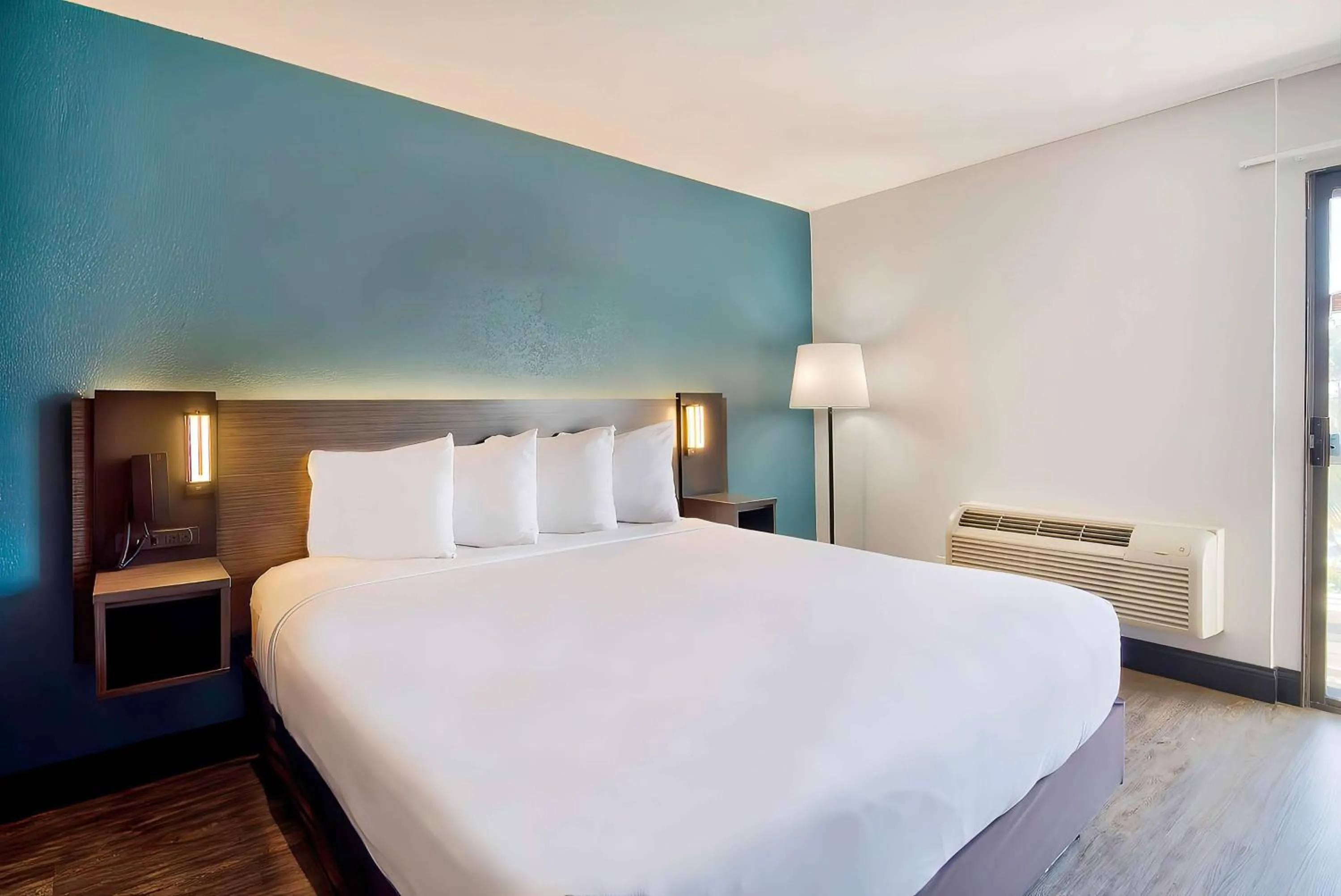 Bedroom, Bed in Studio 6 Suites Lawndale, CA South Bay