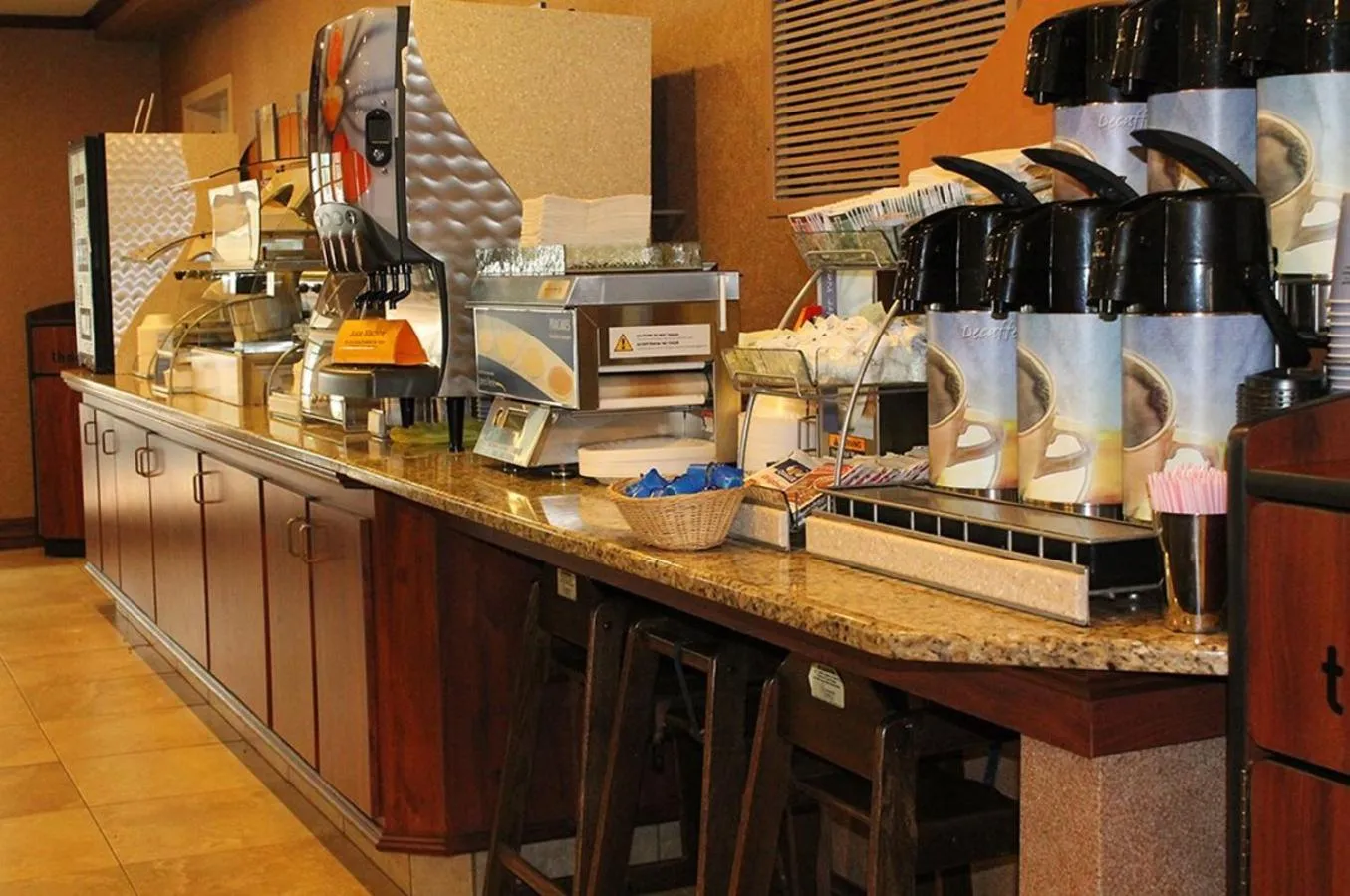 Coffee/tea facilities in Auburn Place Hotel & Suites Paducah