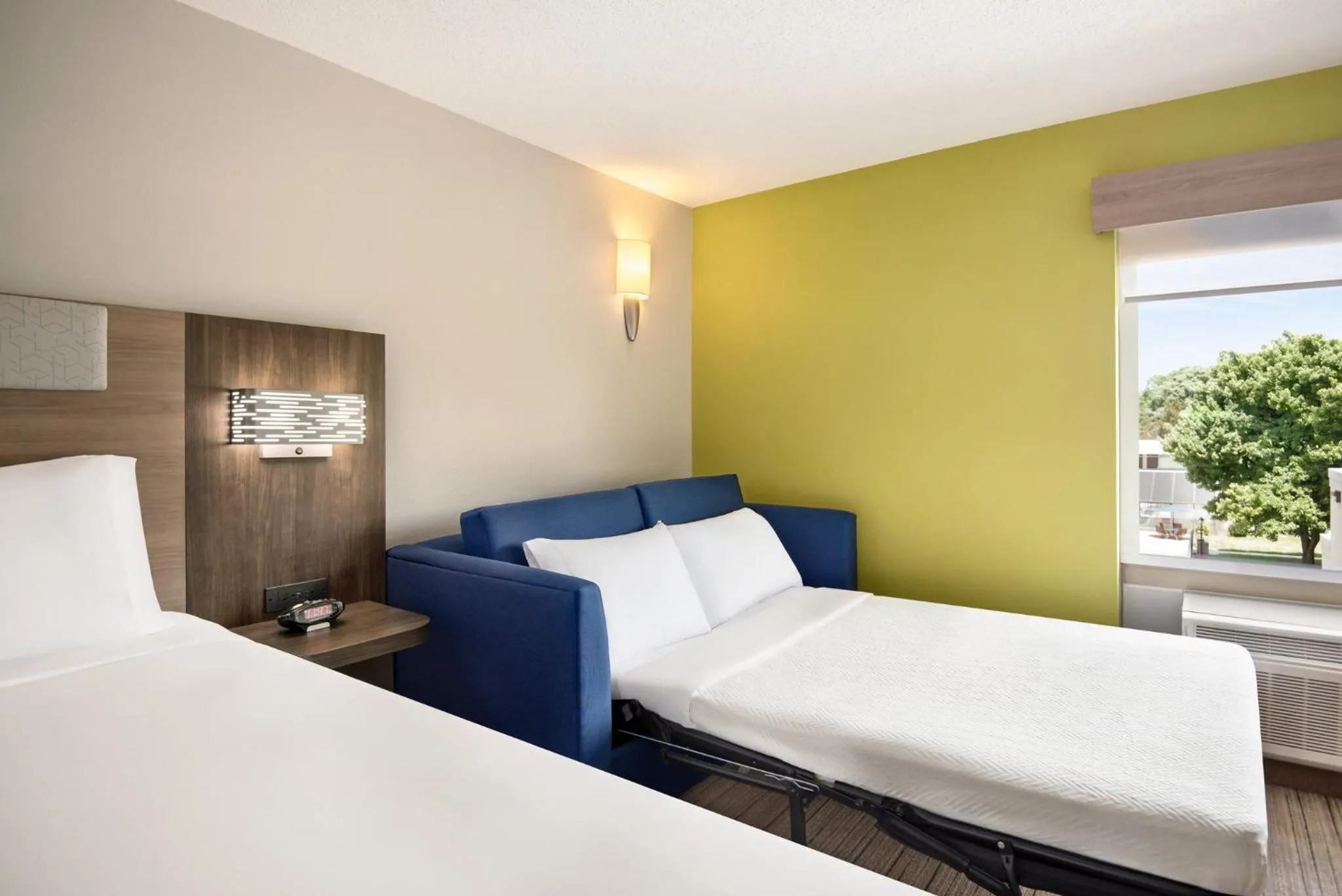 Photo of the whole room, Bed in Holiday Inn Express Hotel & Suites Fredericksburg by IHG