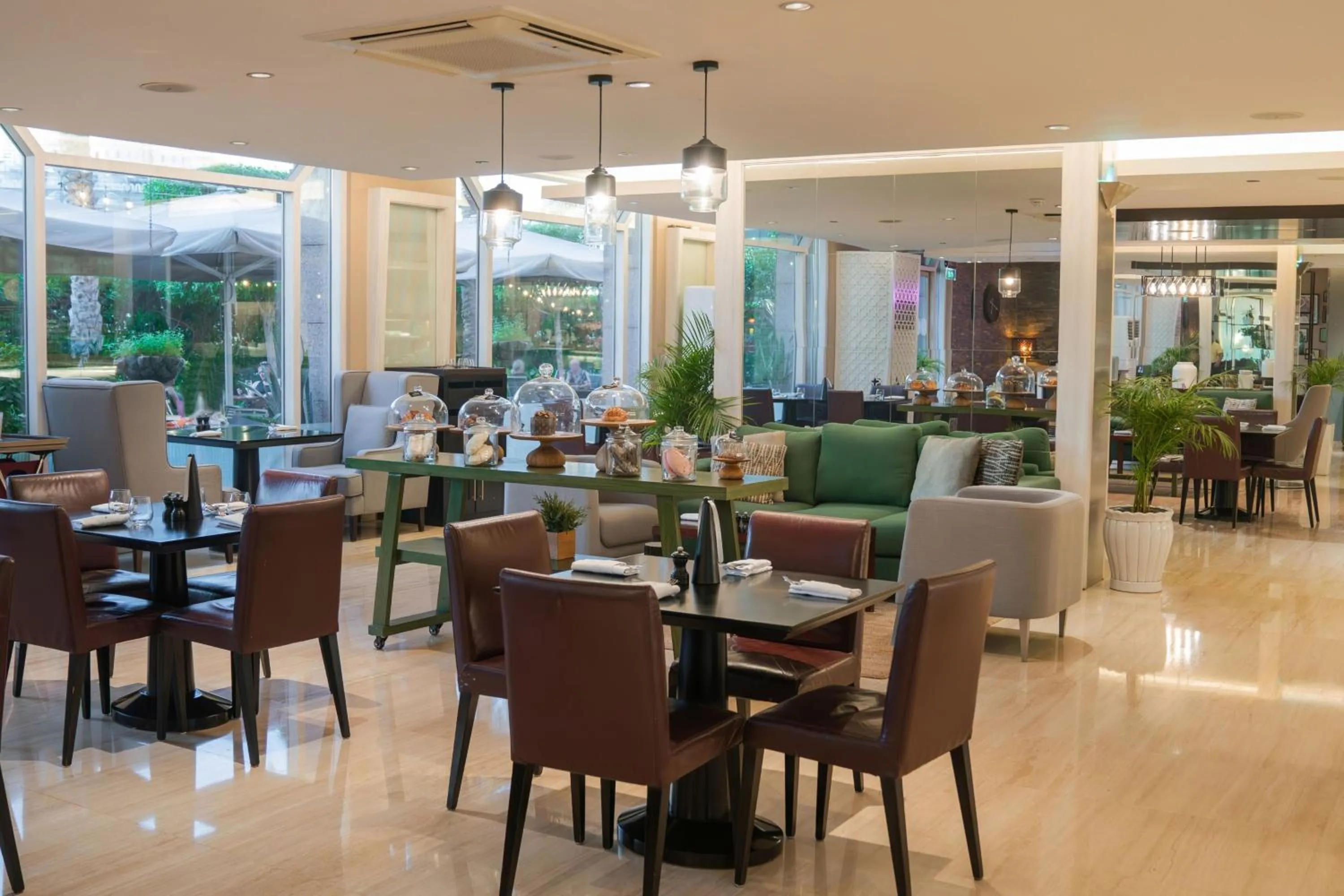 Restaurant/places to eat in Dubai Marriott Harbour Hotel And Suites