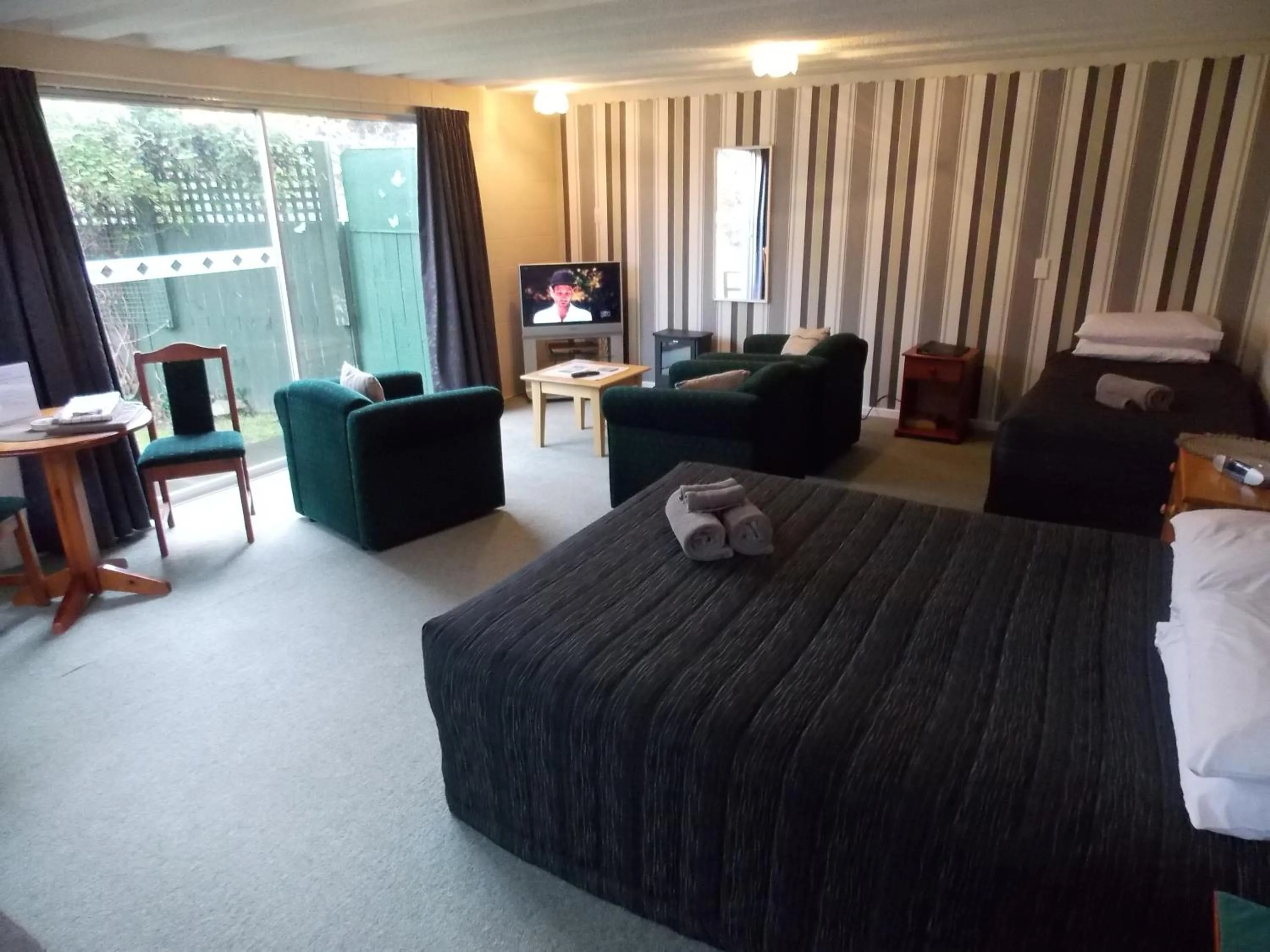 Seating area, Bed in Rangiora Lodge Motel