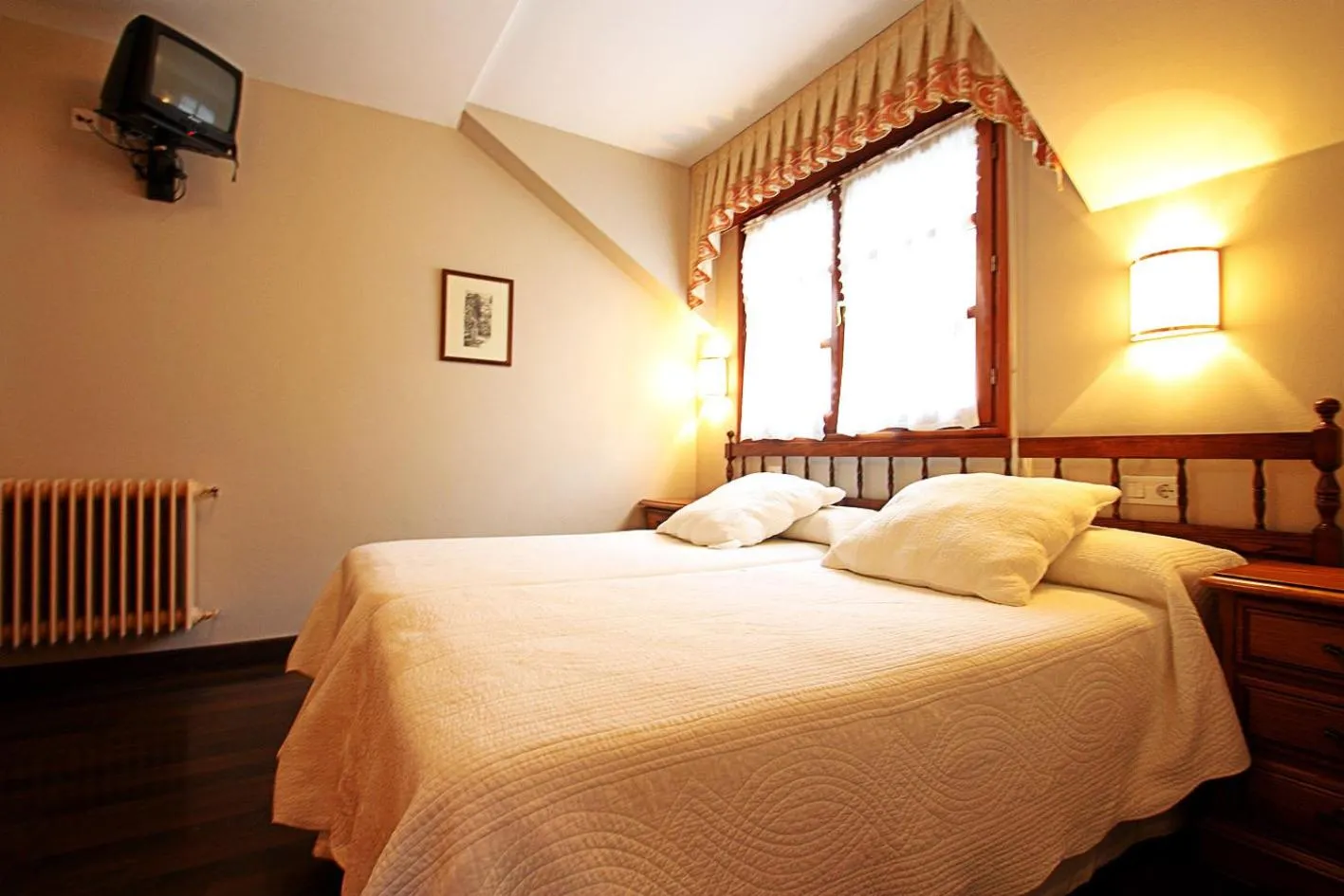 Photo of the whole room, Bed in Hostal Restaurante Méndez
