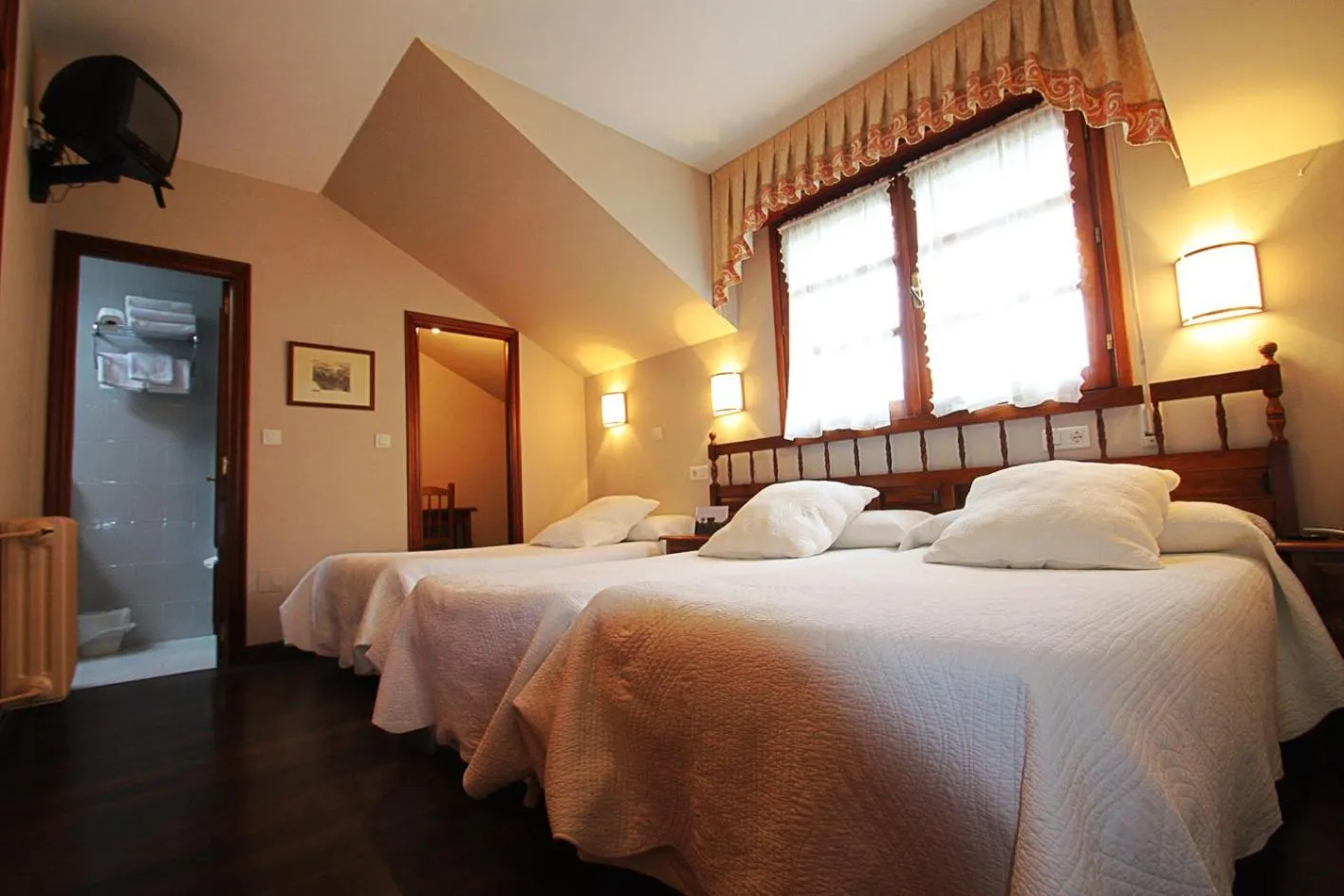Photo of the whole room, Bed in Hostal Restaurante Méndez