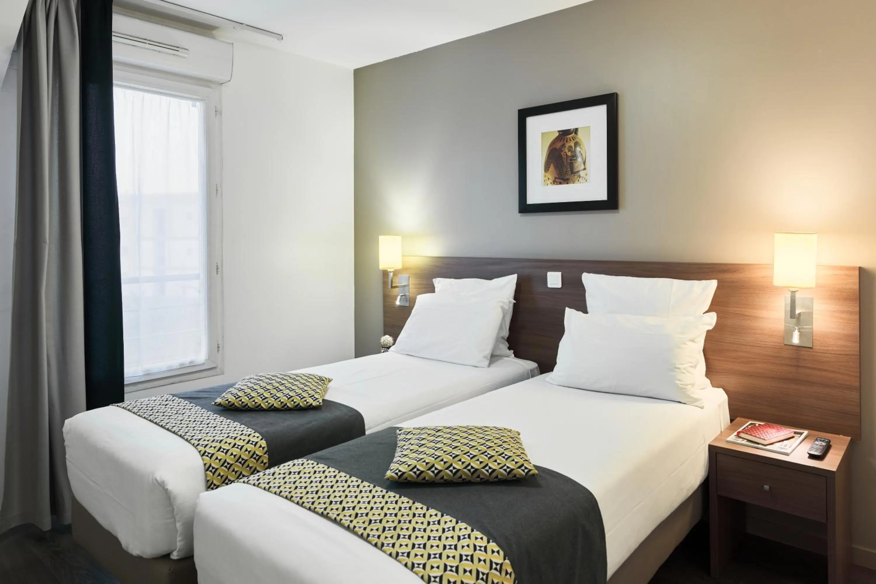 Bed in Zenitude Hôtel Résidences Roissy Village