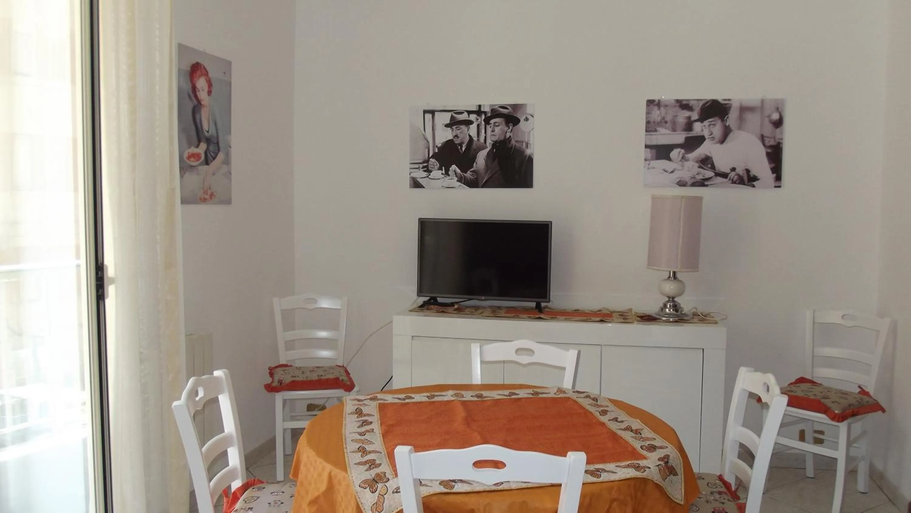 Communal lounge/ TV room in B&B Salita Metello