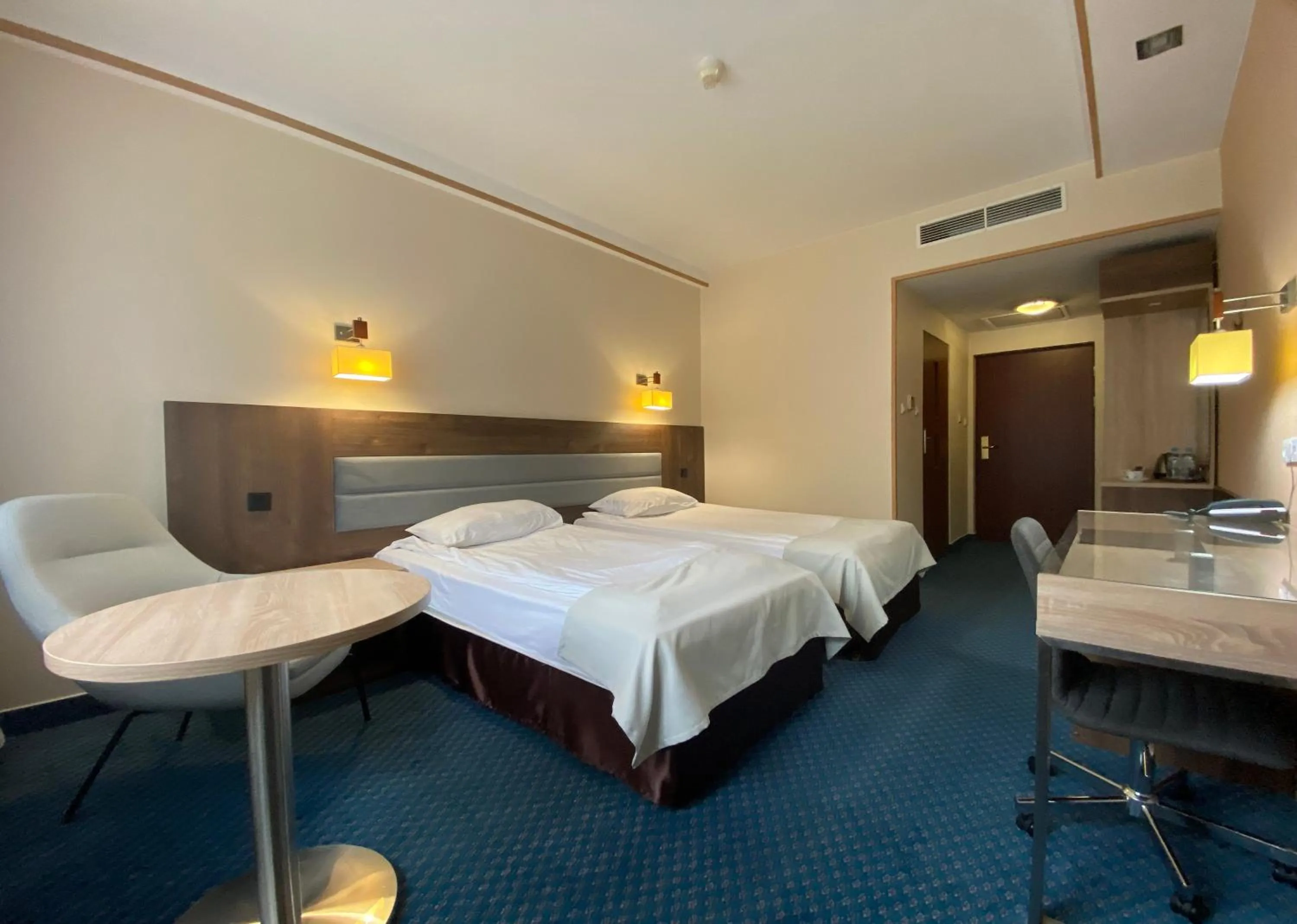 Property building, Bed in Hotel Ambasador Chojny
