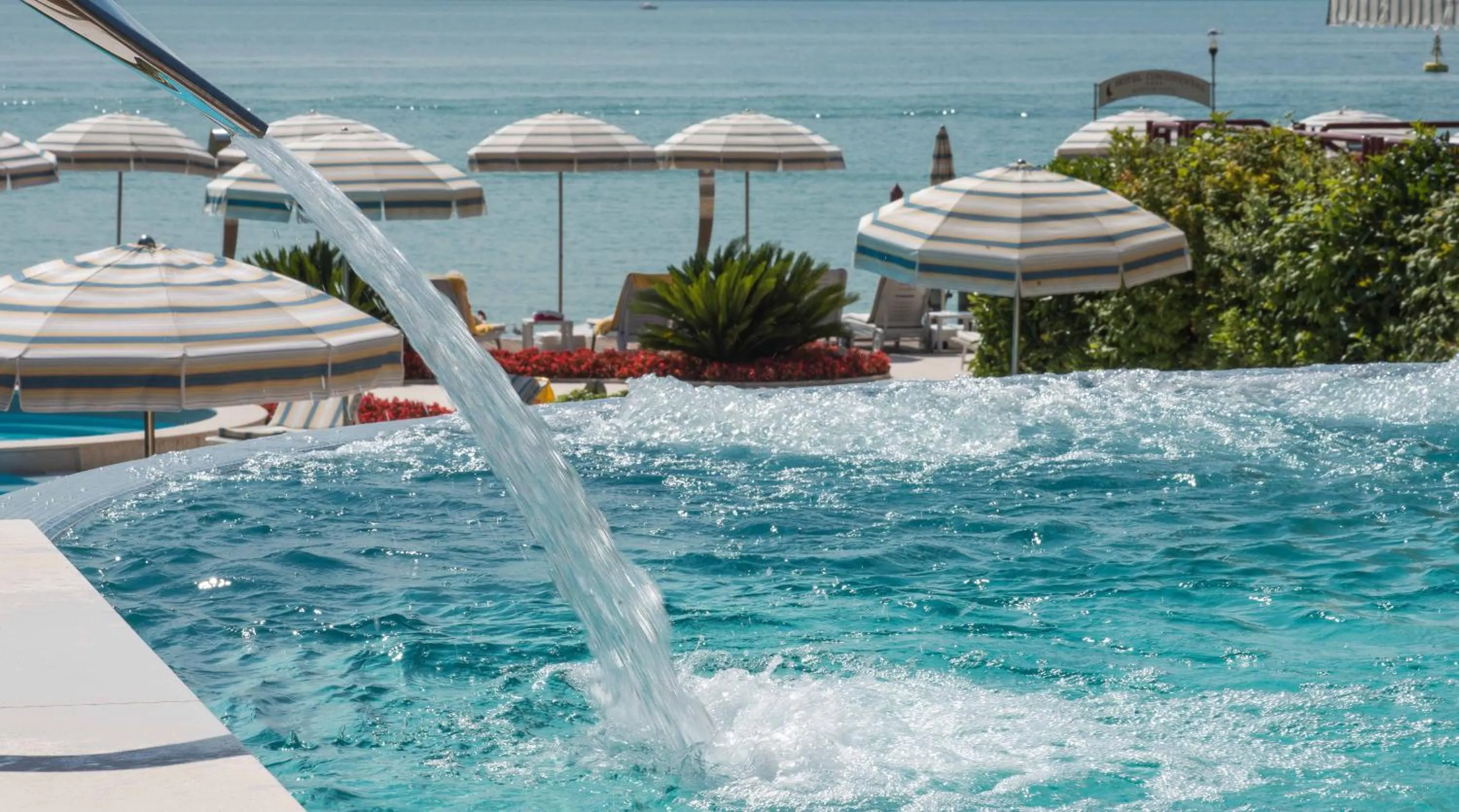 Swimming pool in Hotel Continental Wellness & Spa