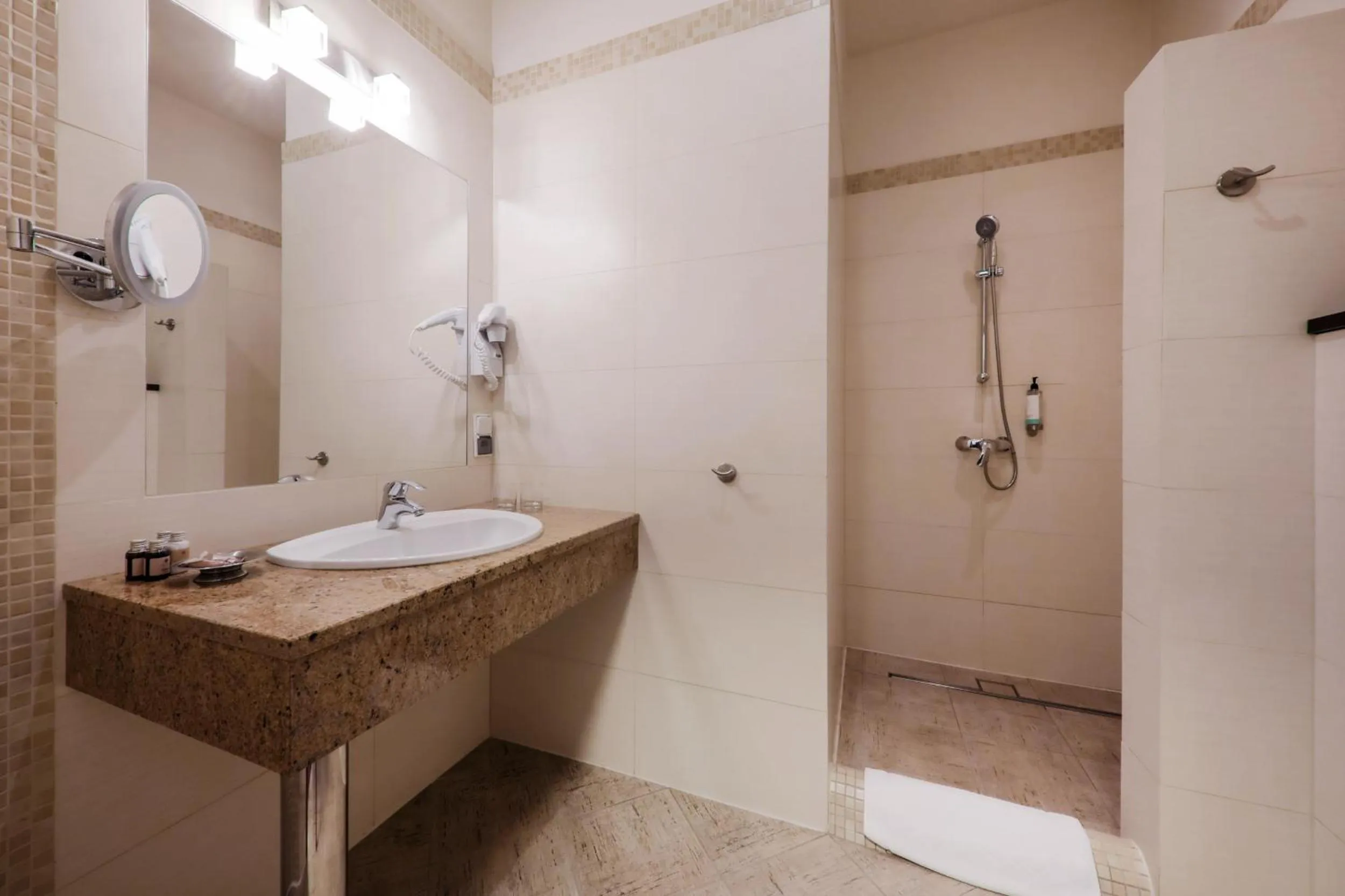 Bathroom in Papuga Park Hotel Wellness Marrakesz & SPA