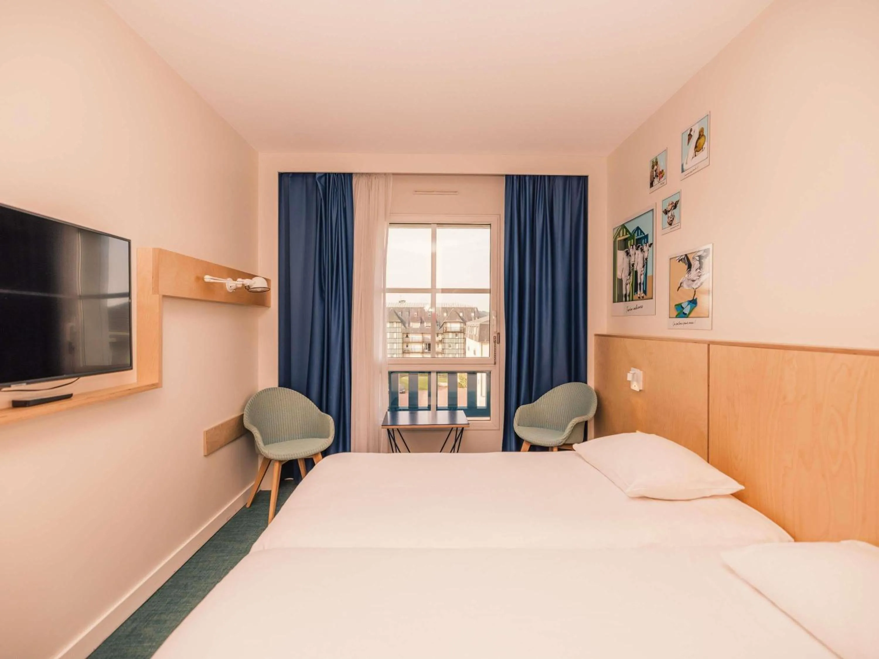 Bedroom, Bed in ibis Styles Deauville Villers Plage