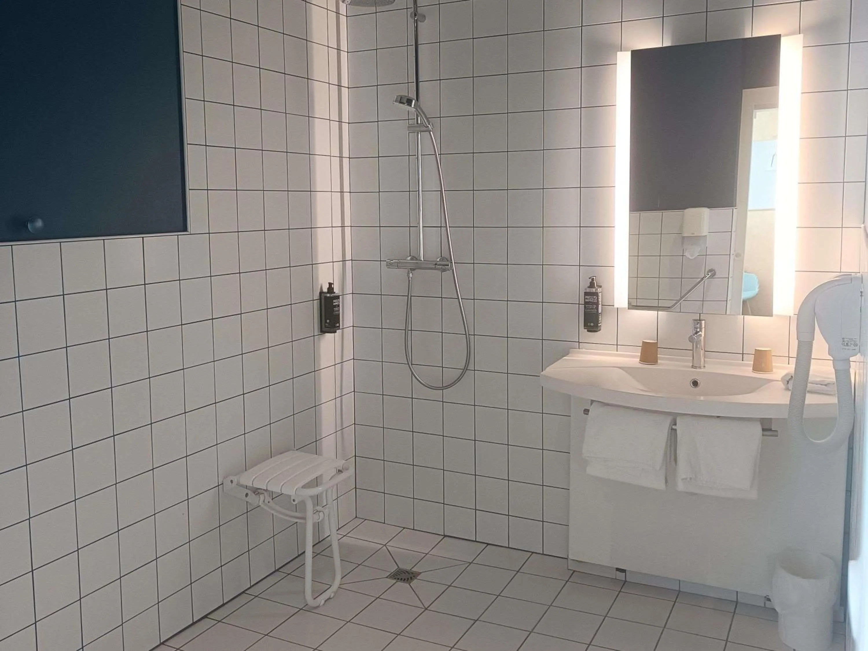 Bedroom in ibis Styles Deauville Villers Plage