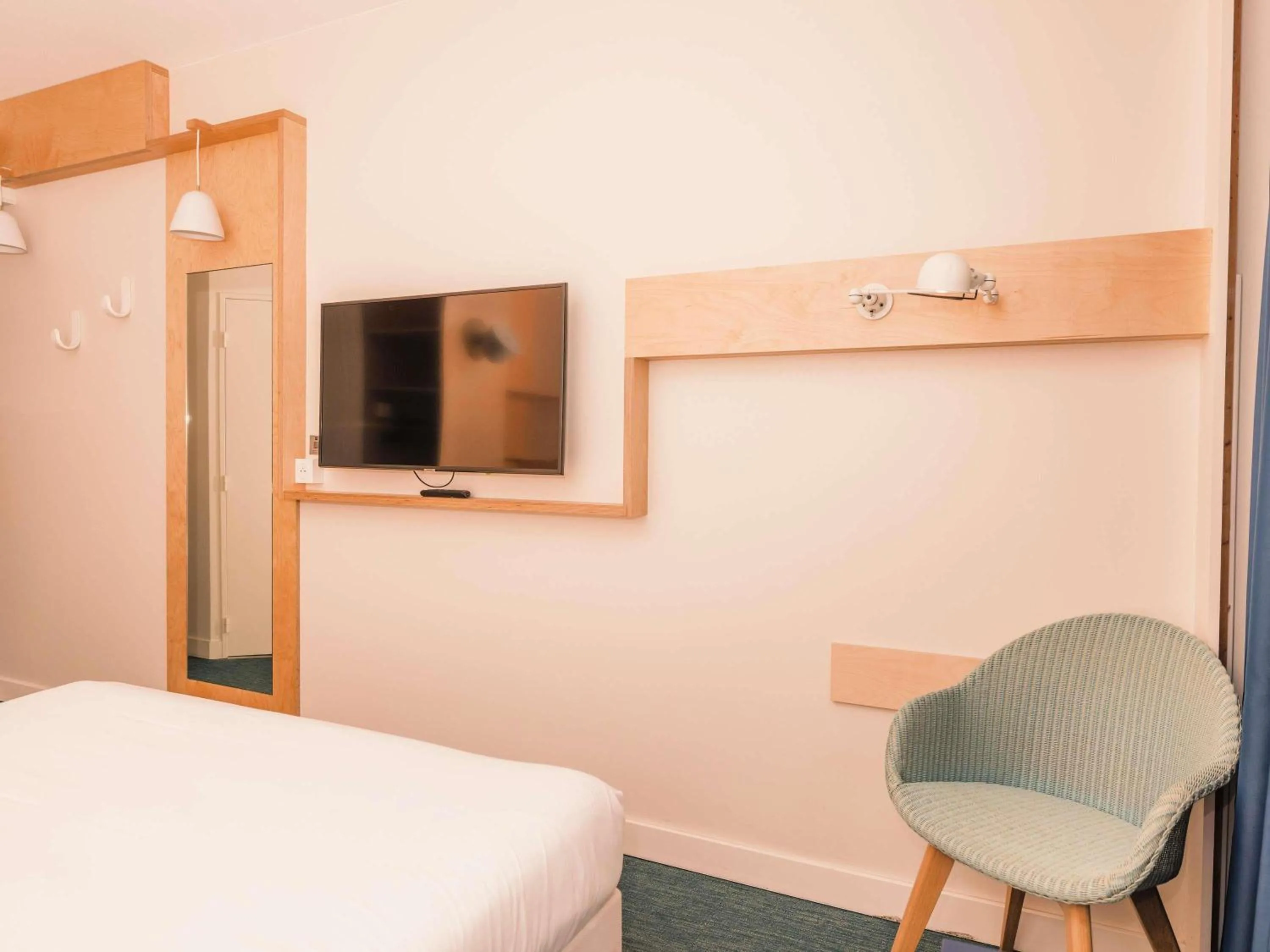 Bedroom, Bed in ibis Styles Deauville Villers Plage