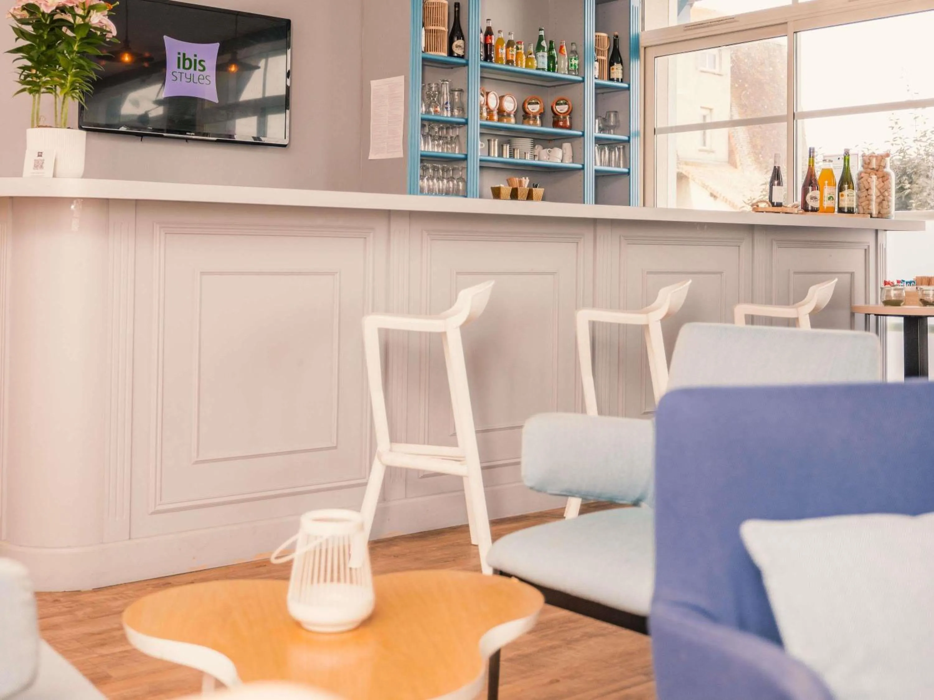 Lounge or bar in ibis Styles Deauville Villers Plage