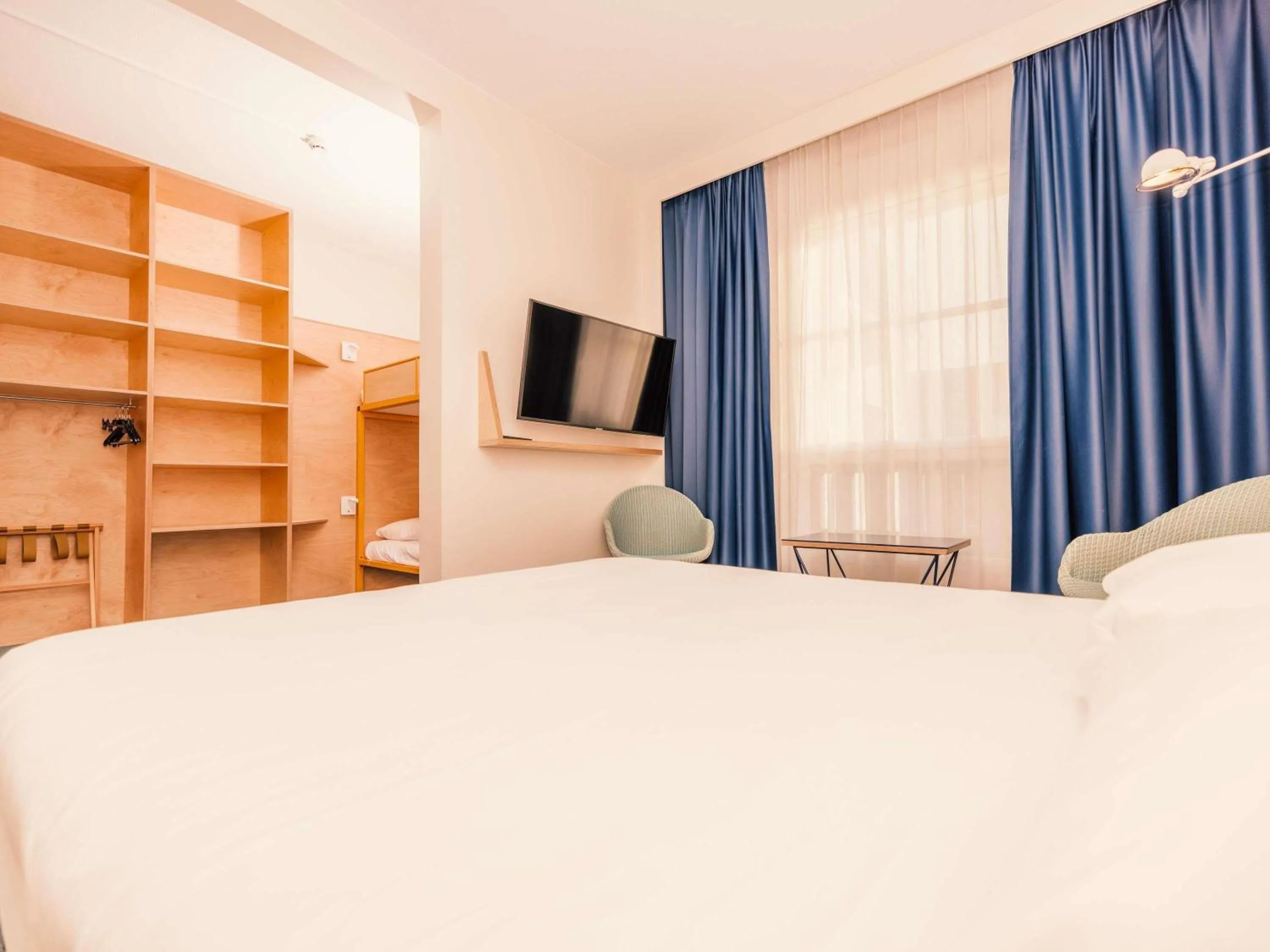 Bedroom, Bed in ibis Styles Deauville Villers Plage