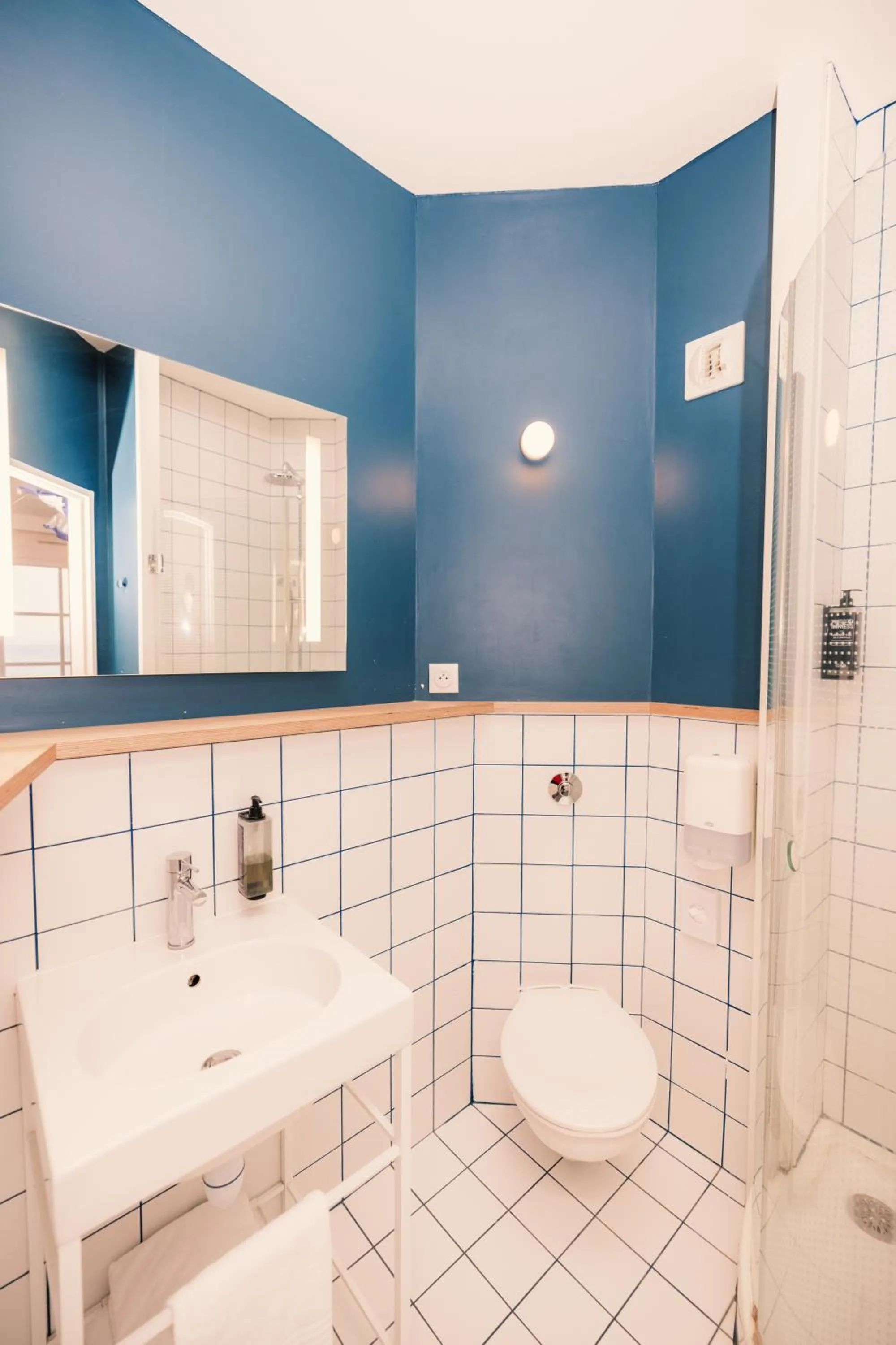 Shower in ibis Styles Deauville Villers Plage