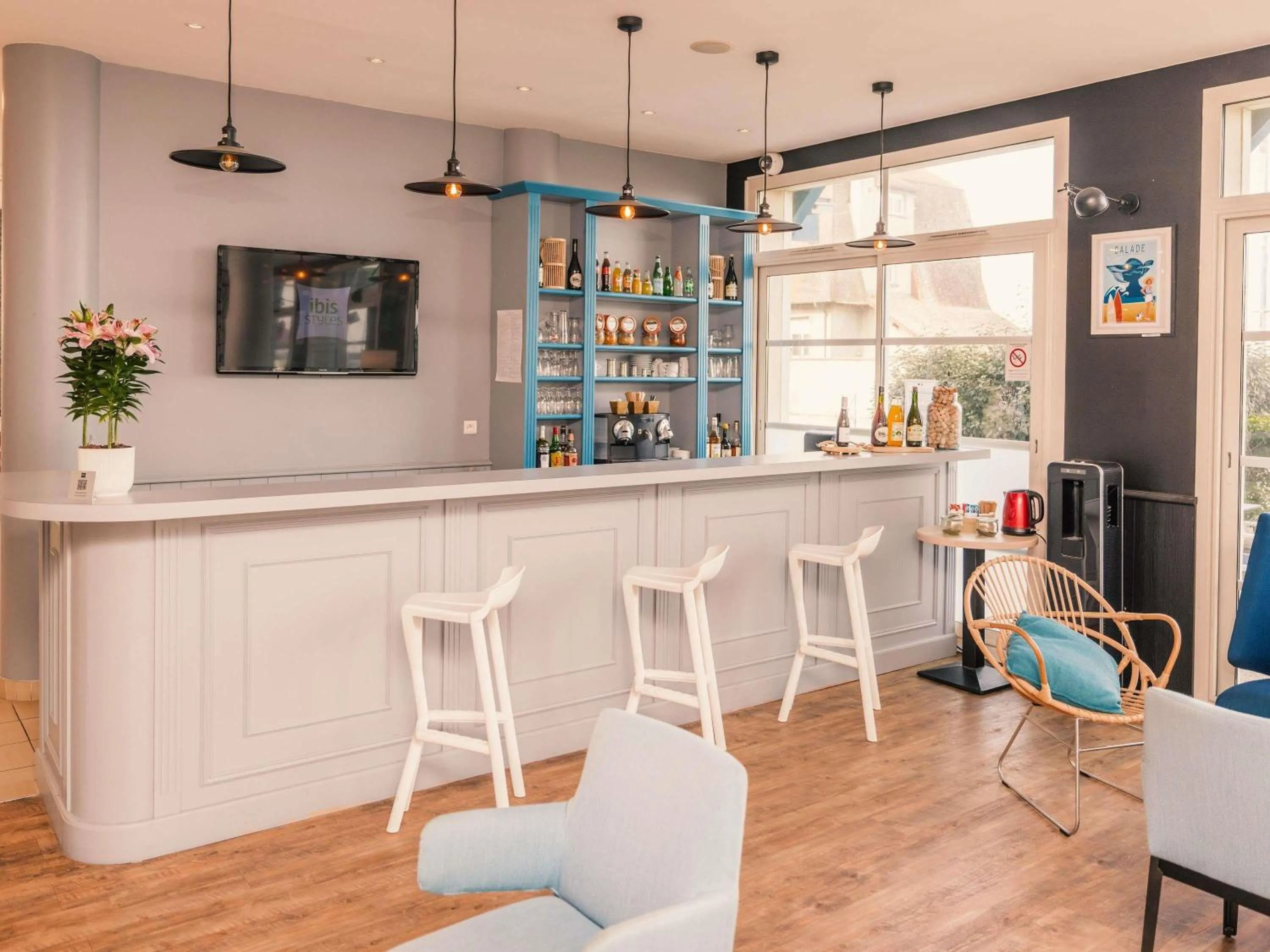 Lounge or bar in ibis Styles Deauville Villers Plage