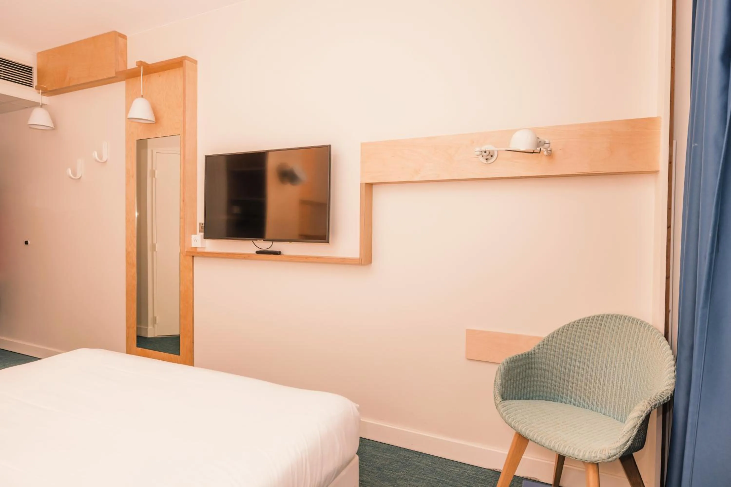 TV and multimedia, Bed in ibis Styles Deauville Villers Plage