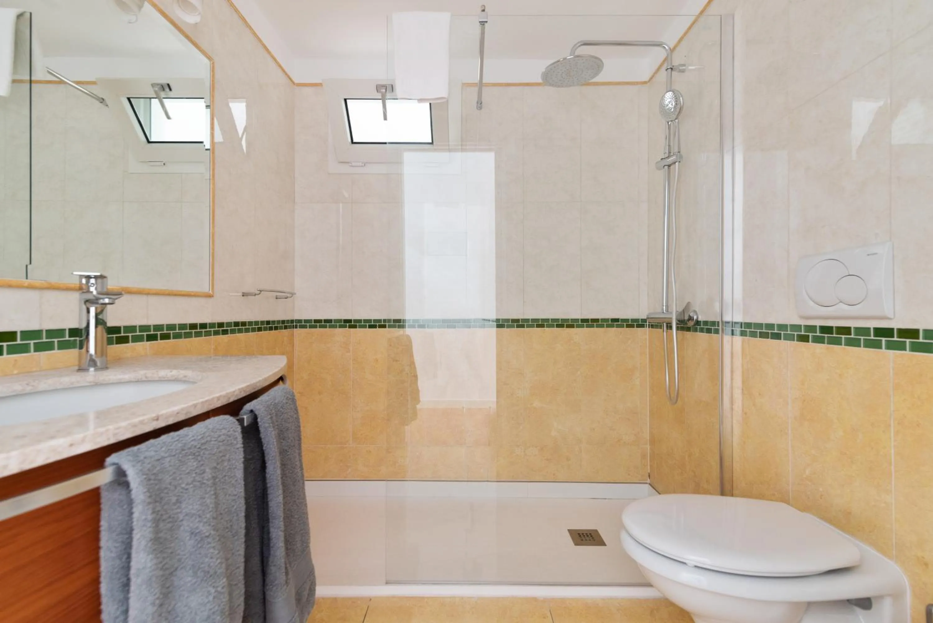 Shower in Mariposa Del Sol