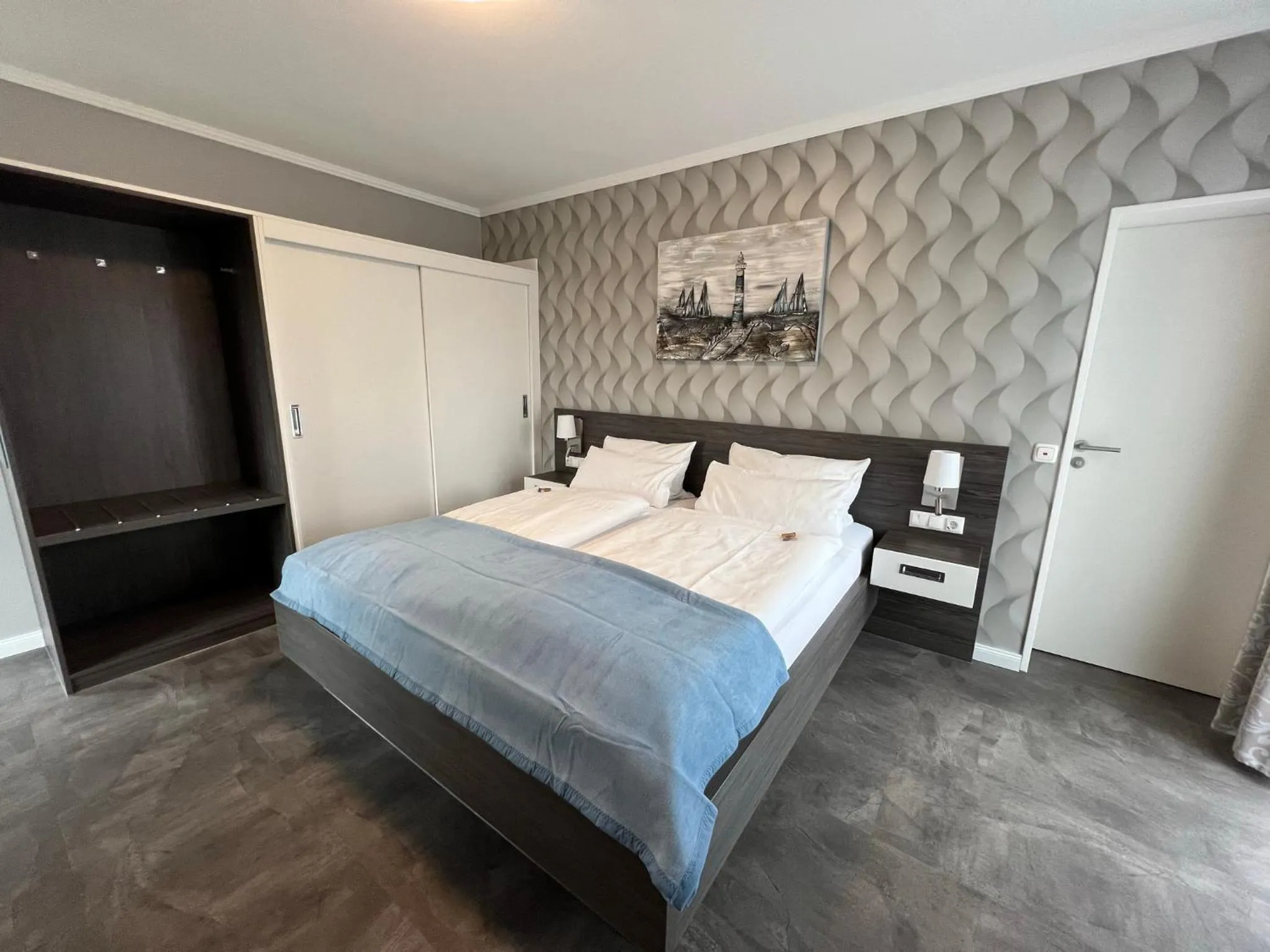 Photo of the whole room, Bed in Strand-Hotel