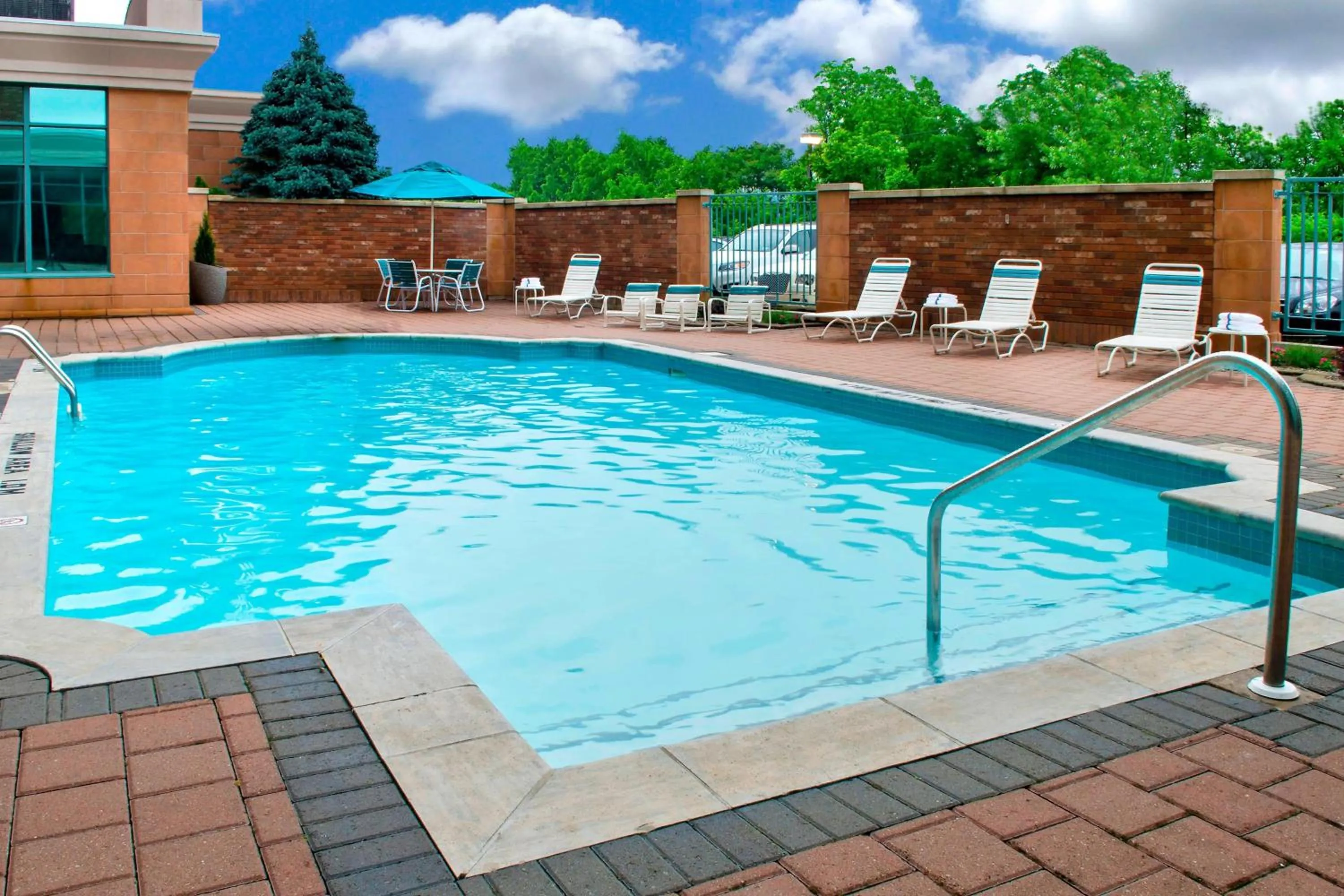 Swimming pool in Courtyard by Marriott Niagara Falls