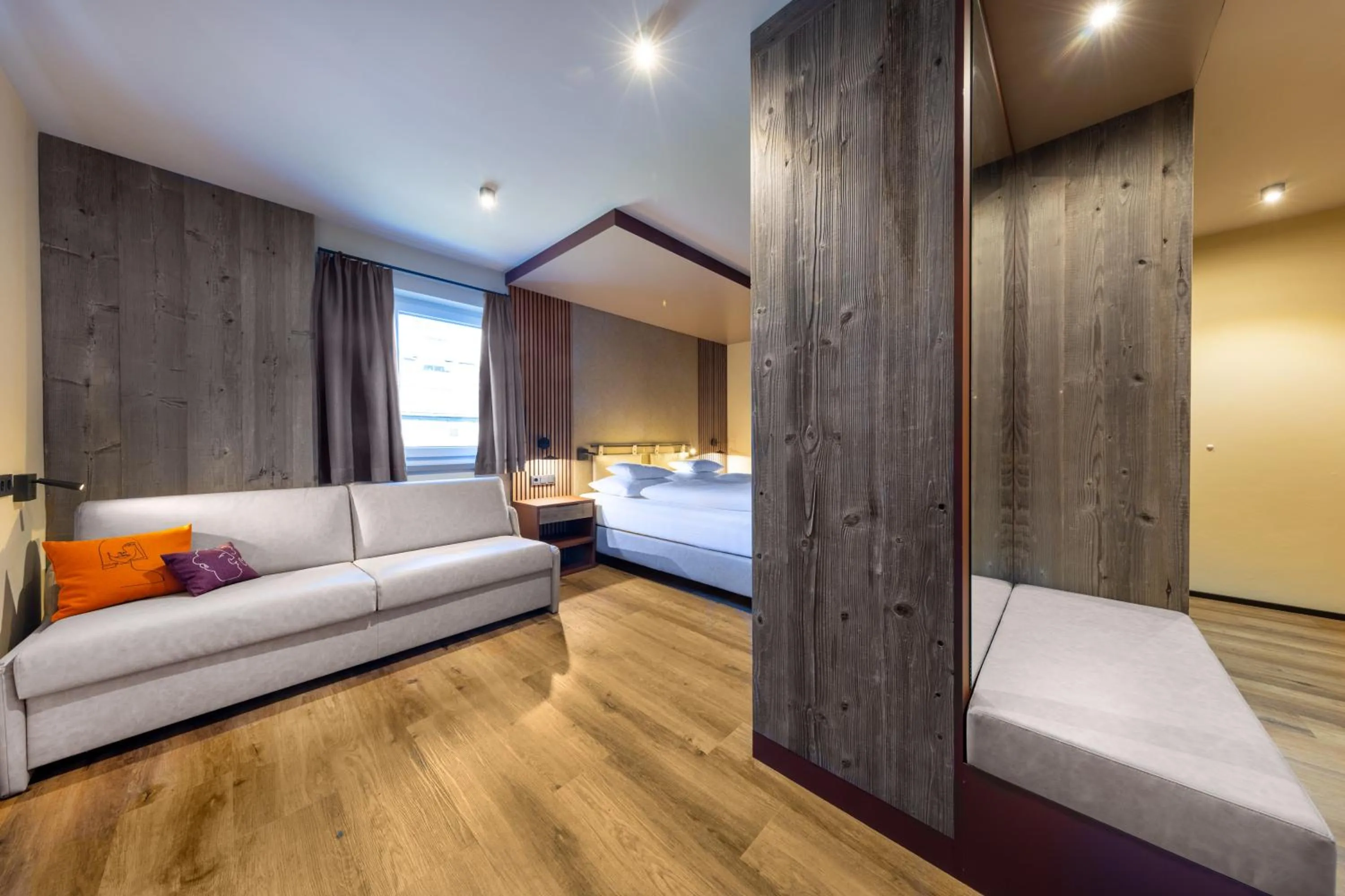 PEOPLE'S Hotel