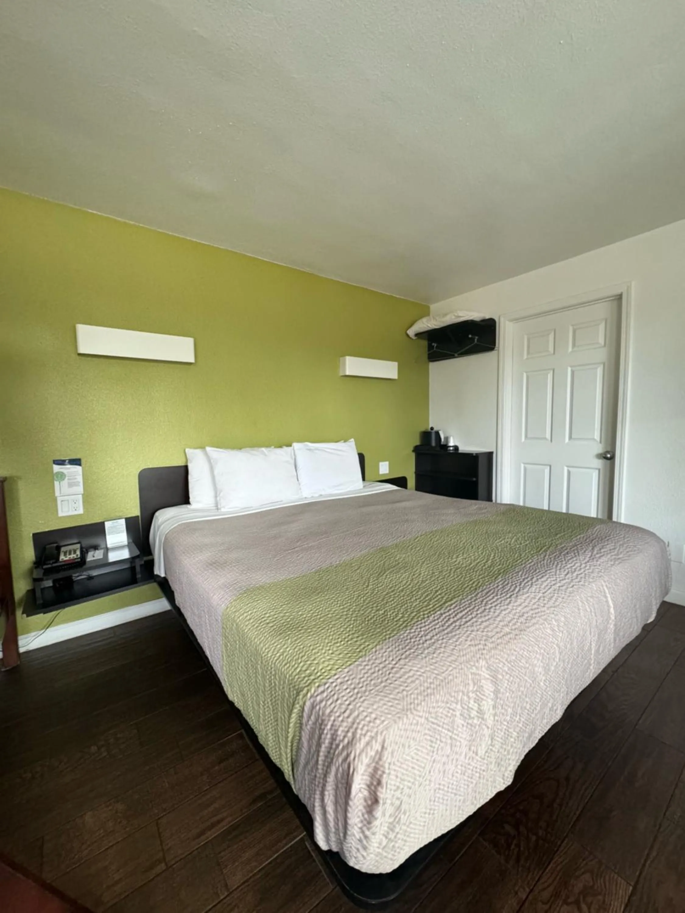 Bed in Fisherman's Cove Inn