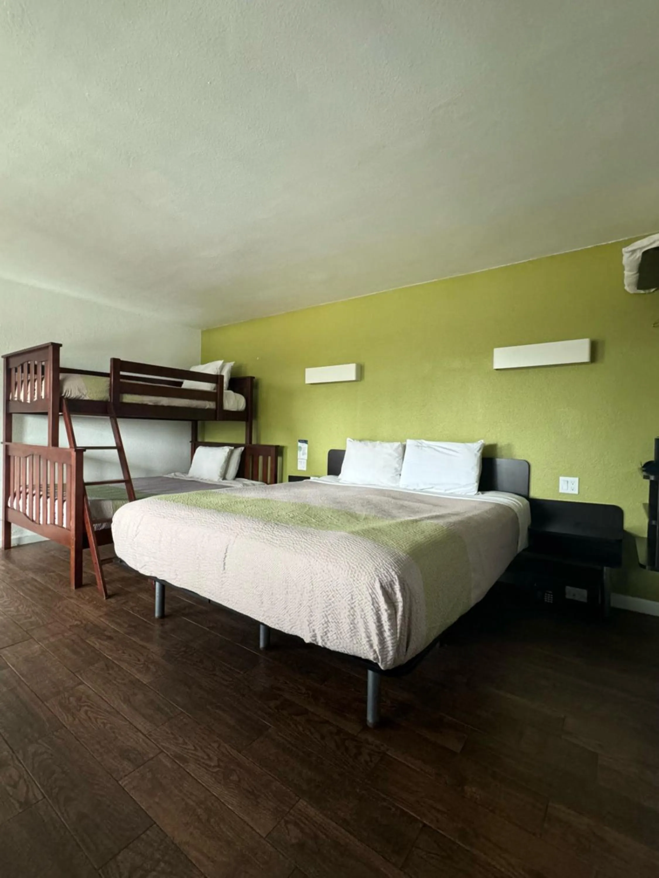 Bed in Fisherman's Cove Inn