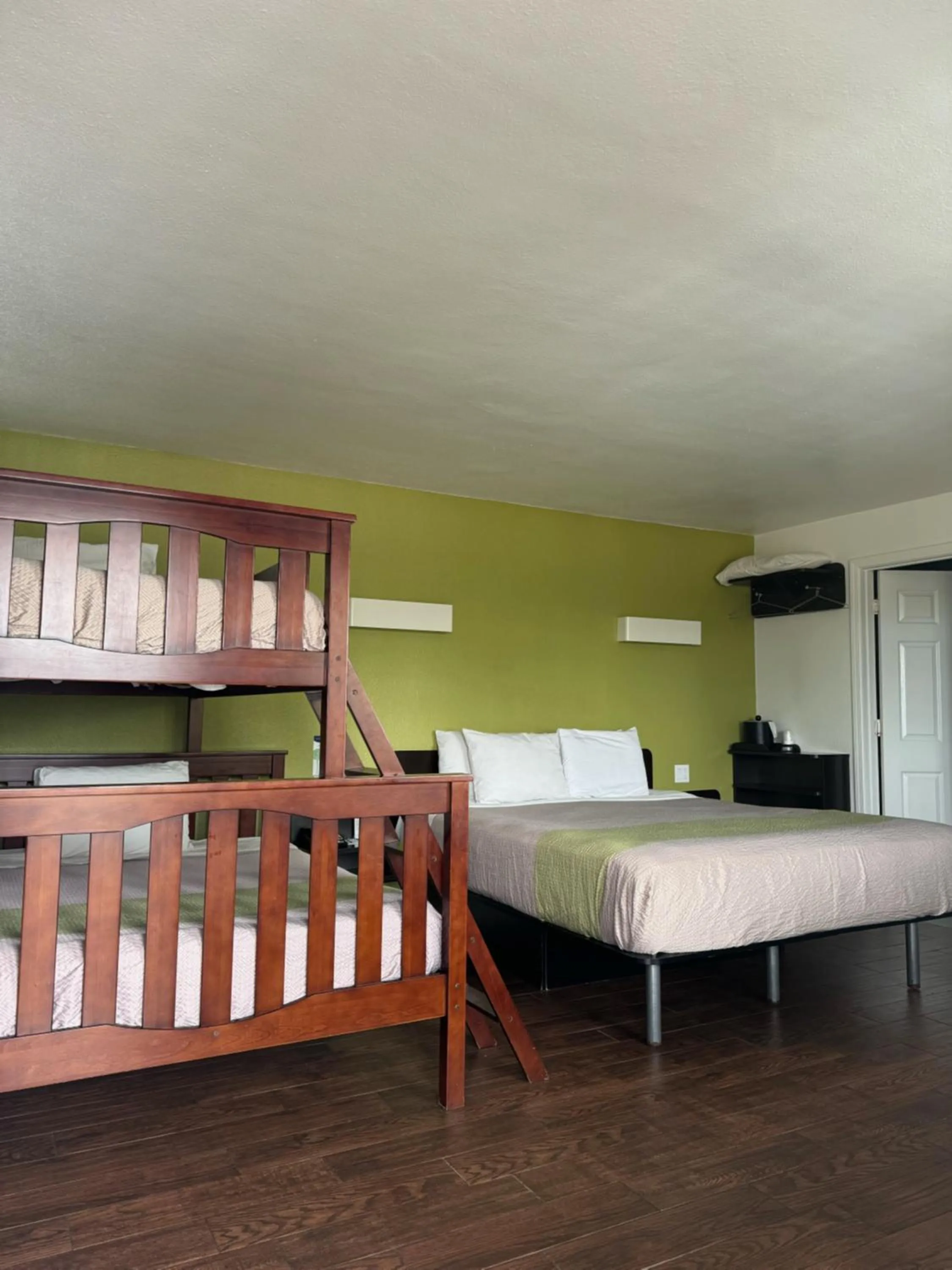 Photo of the whole room, Bed in Fisherman's Cove Inn