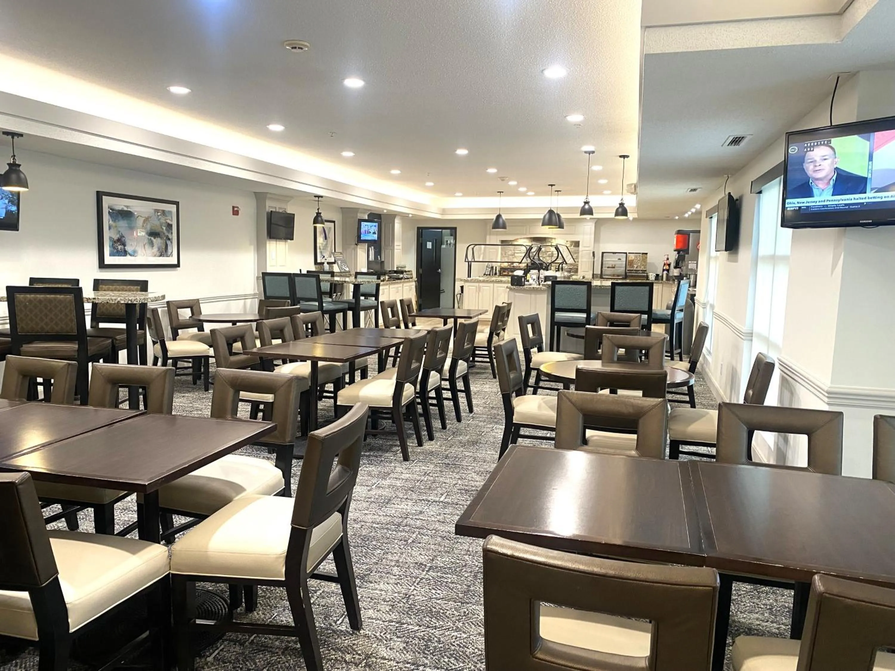 Dining area in Staybridge Suites Columbia-Highway 63 & I-70 by IHG