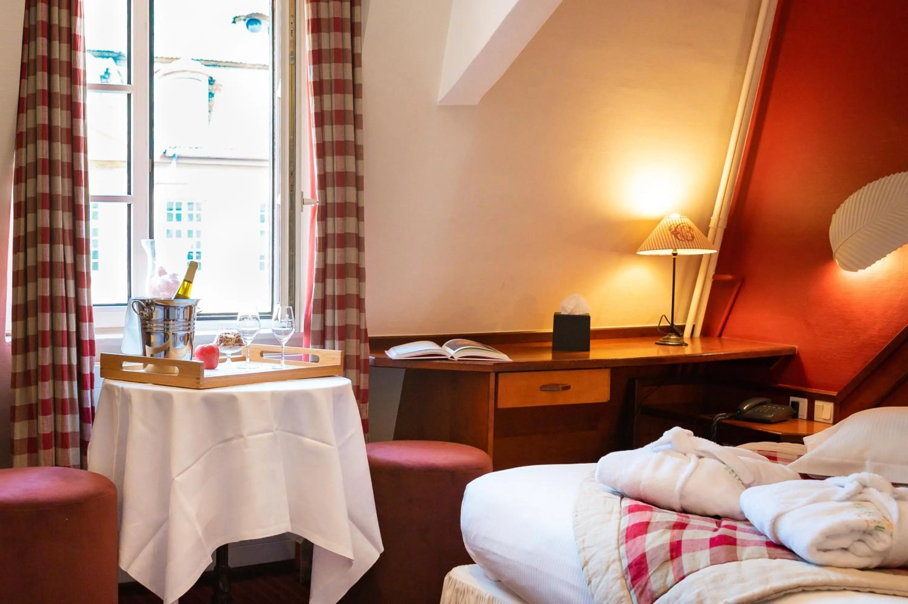 Bedroom, Bed in Hotel Suisse