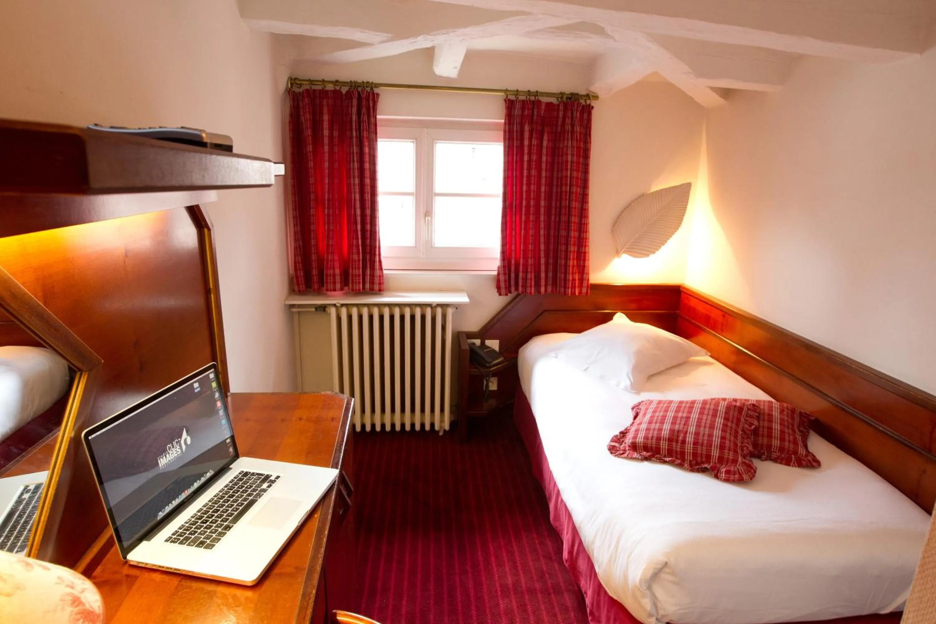 Photo of the whole room, Bed in Hotel Suisse