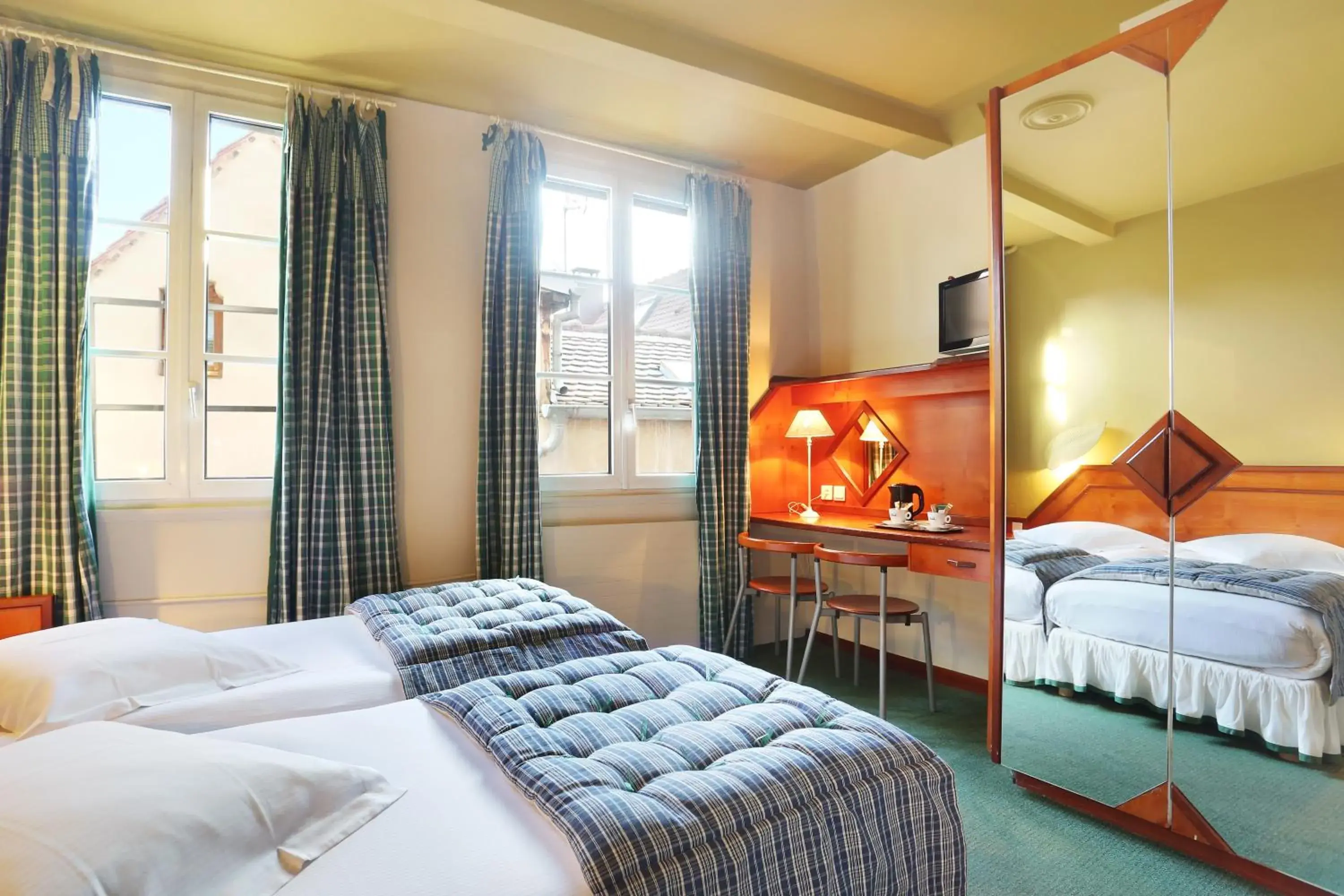 Cozy Twin Room at the Back in Hotel Suisse Cozy Twin Room at the Back in Hotel Suisse