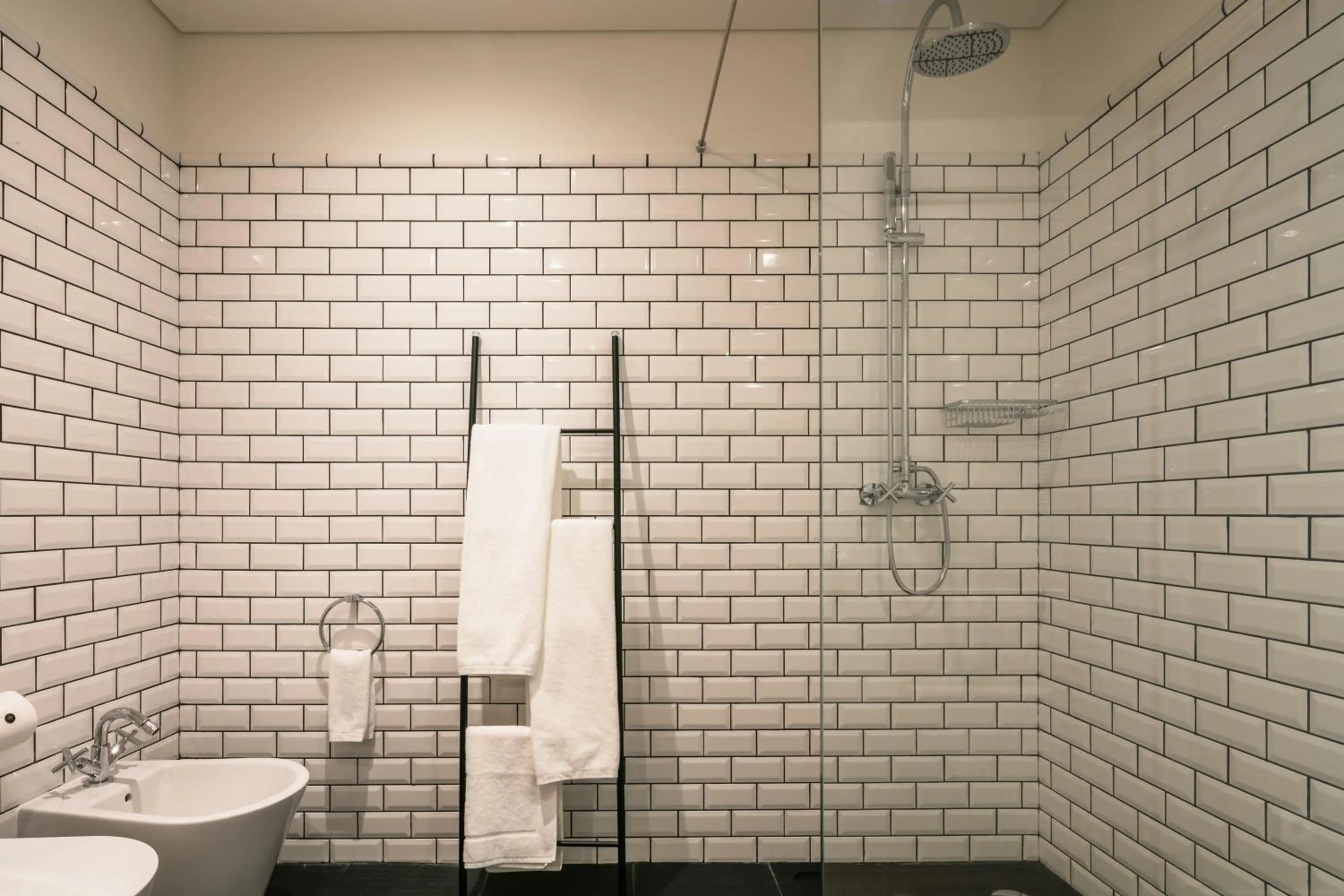 Bathroom in Almaria - Ex Libris Apartments | Chiado