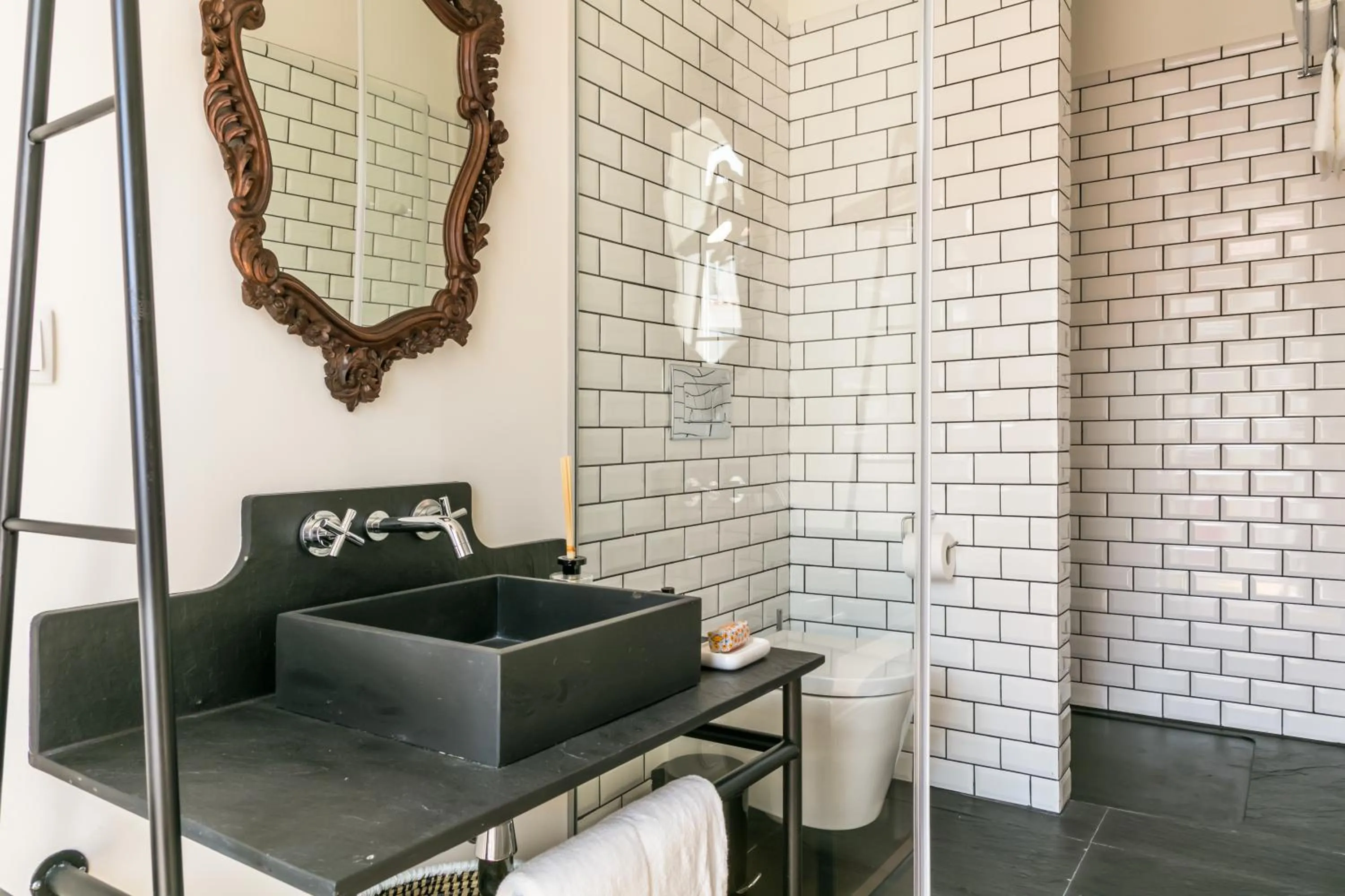 Bathroom in Almaria - Ex Libris Apartments | Chiado