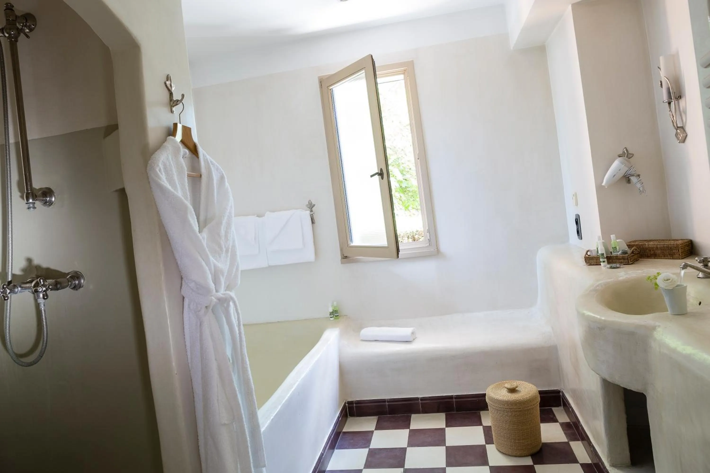 Bathroom, Bed in Domaine de Clairefontaine - Teritoria