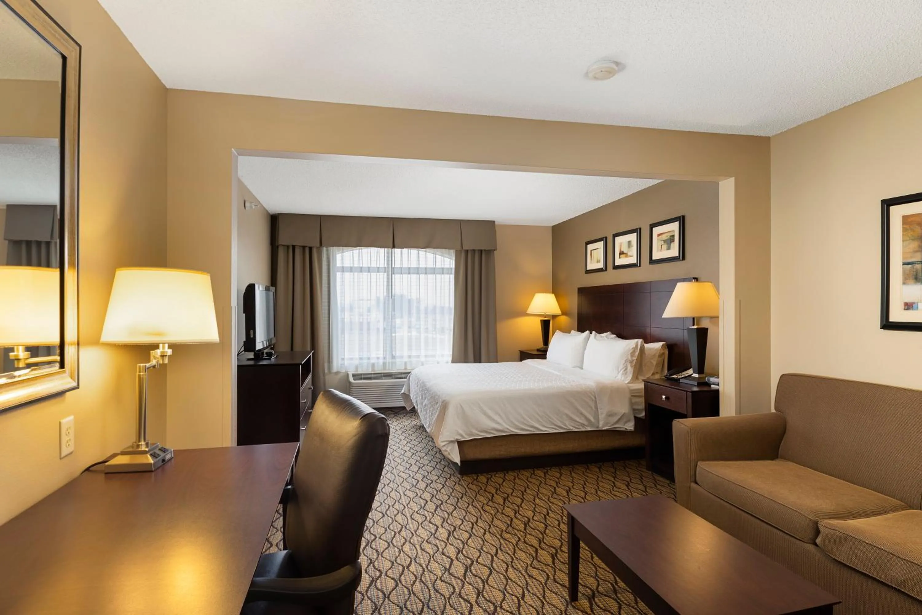 Photo of the whole room, Bed in Holiday Inn Express Bloomington West by IHG