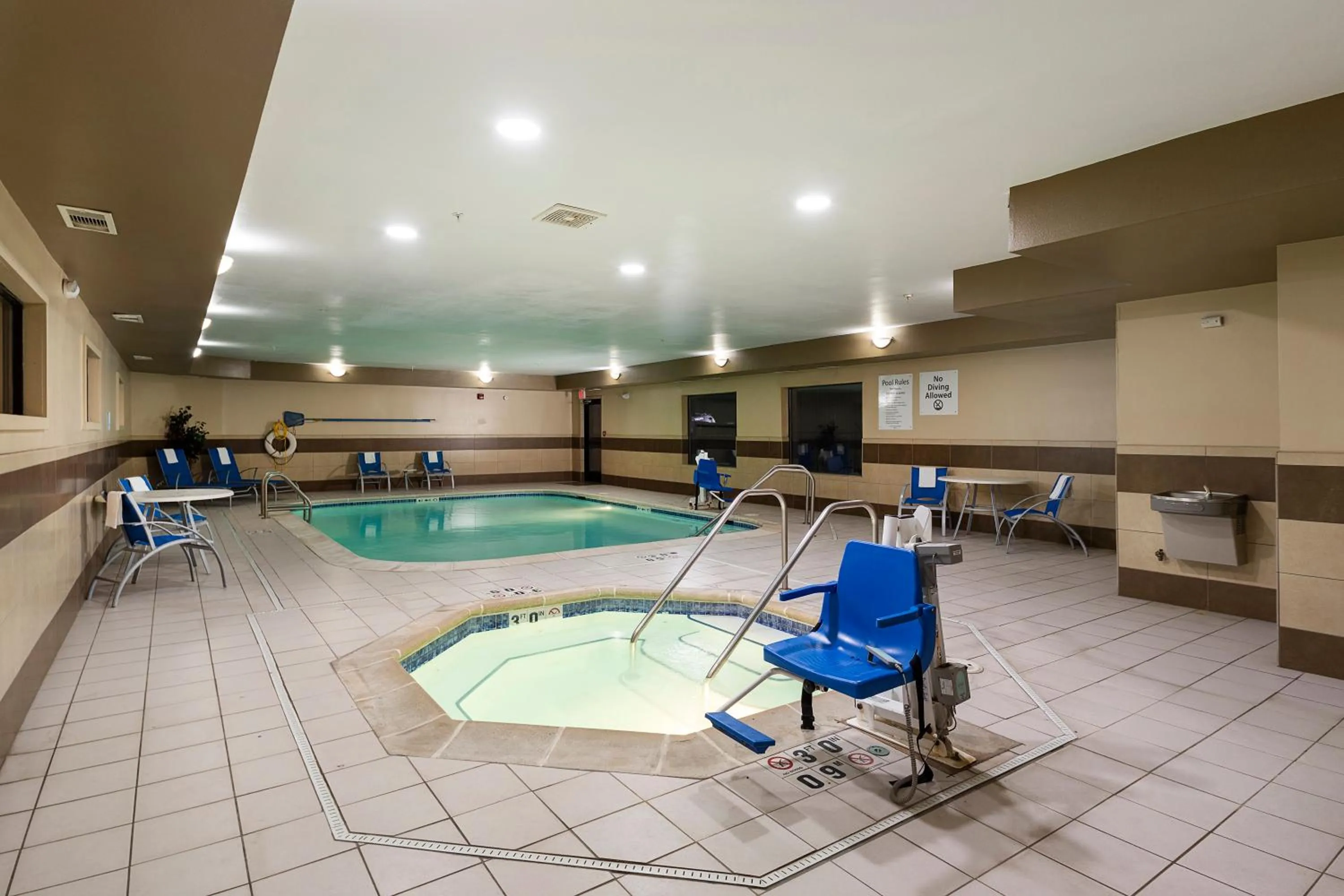 Swimming pool in Holiday Inn Express Bloomington West by IHG
